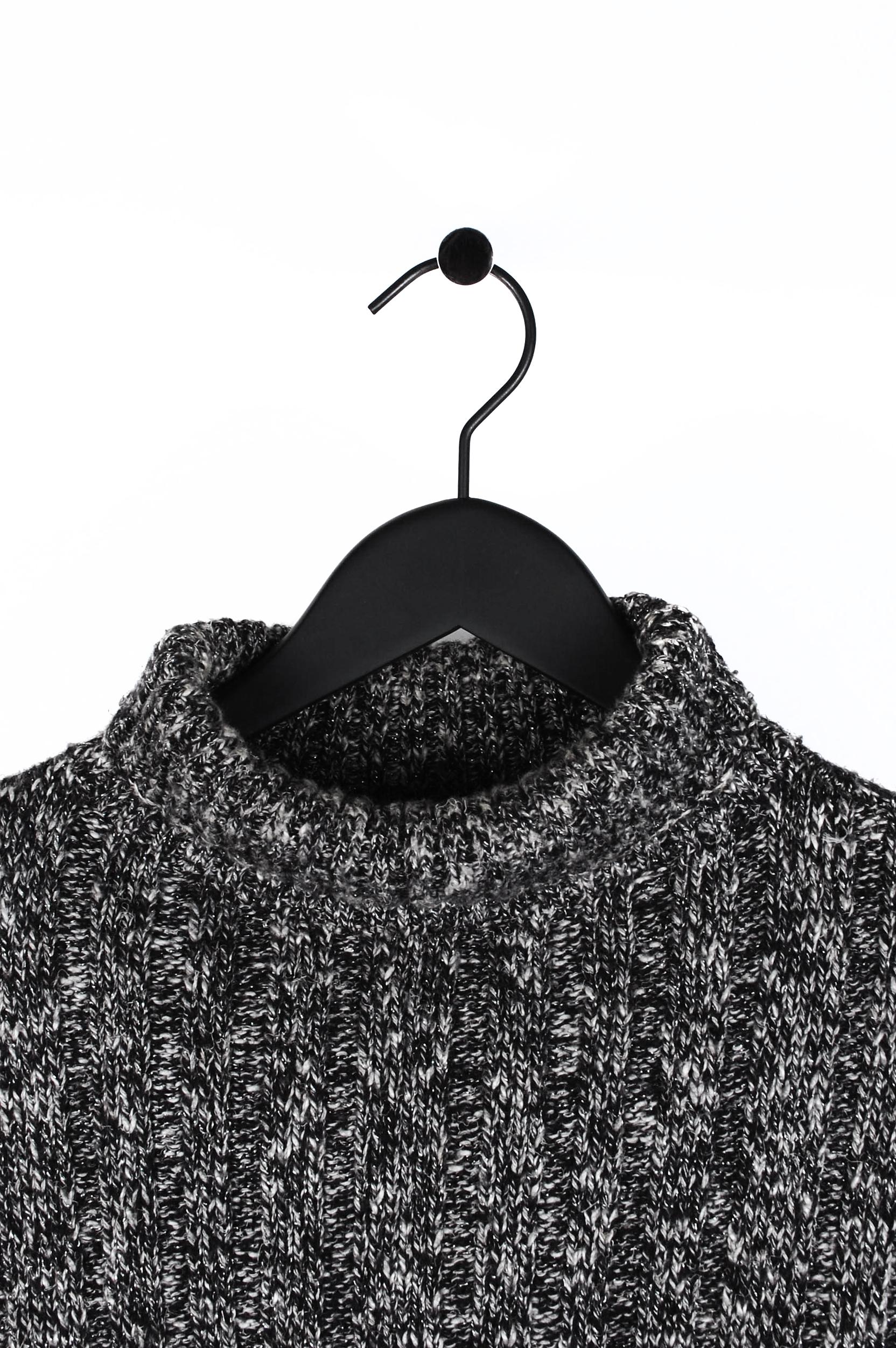 Item for sale is 100% genuine Dolce&Gabbana Vintage Turtle Neck Men Sweater
Color: Grey but has a very nice shiny silver look
(An actual color may a bit vary due to individual computer screen interpretation)
Material: 40% wool, 30% cotton, 5%