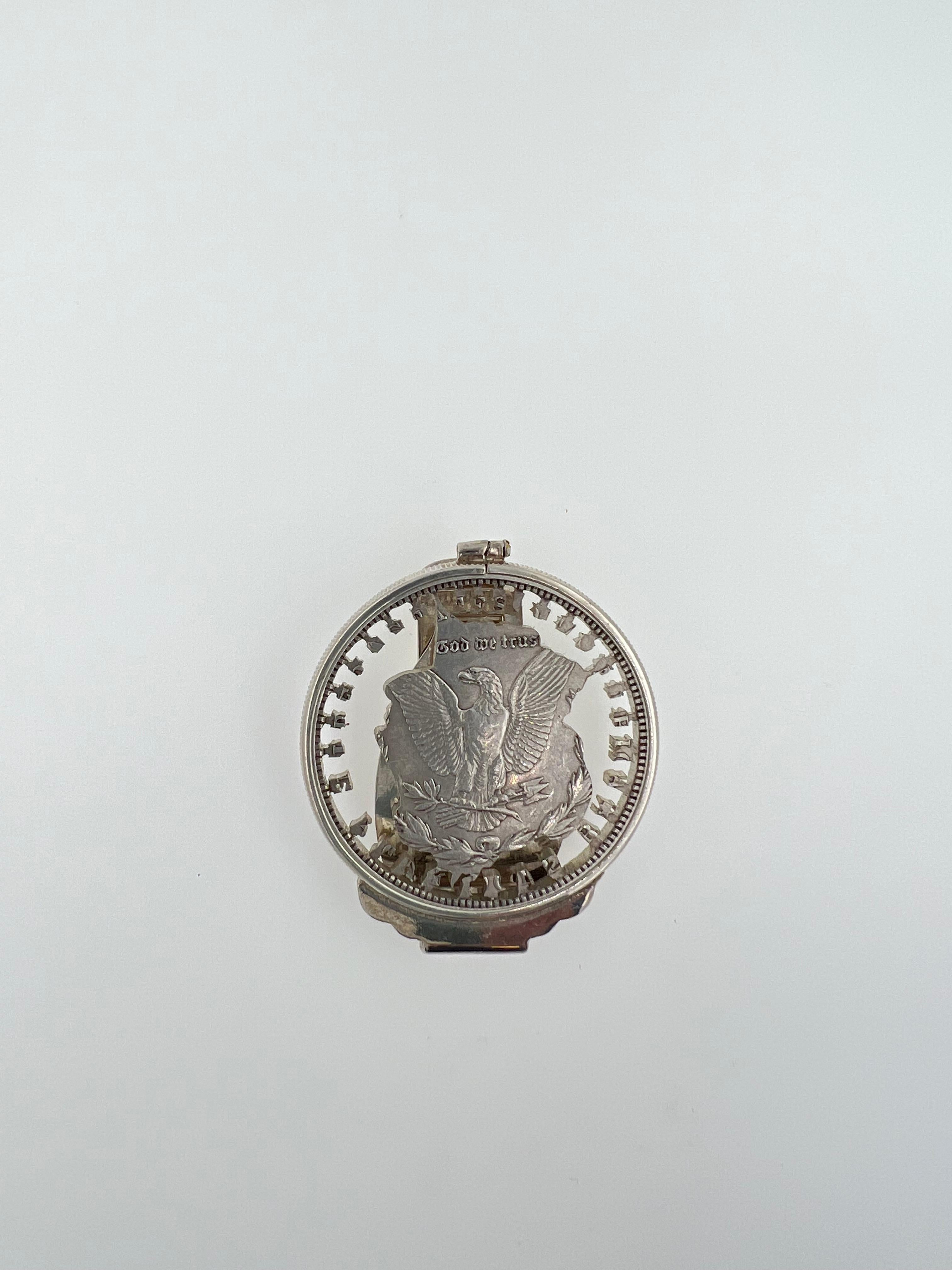 Argent massif 925 + Rhodium blanc
Véritable pièce de monnaie vintage 
Aigle sculpté dans une pièce de monnaie
Très bon rapport qualité/prix