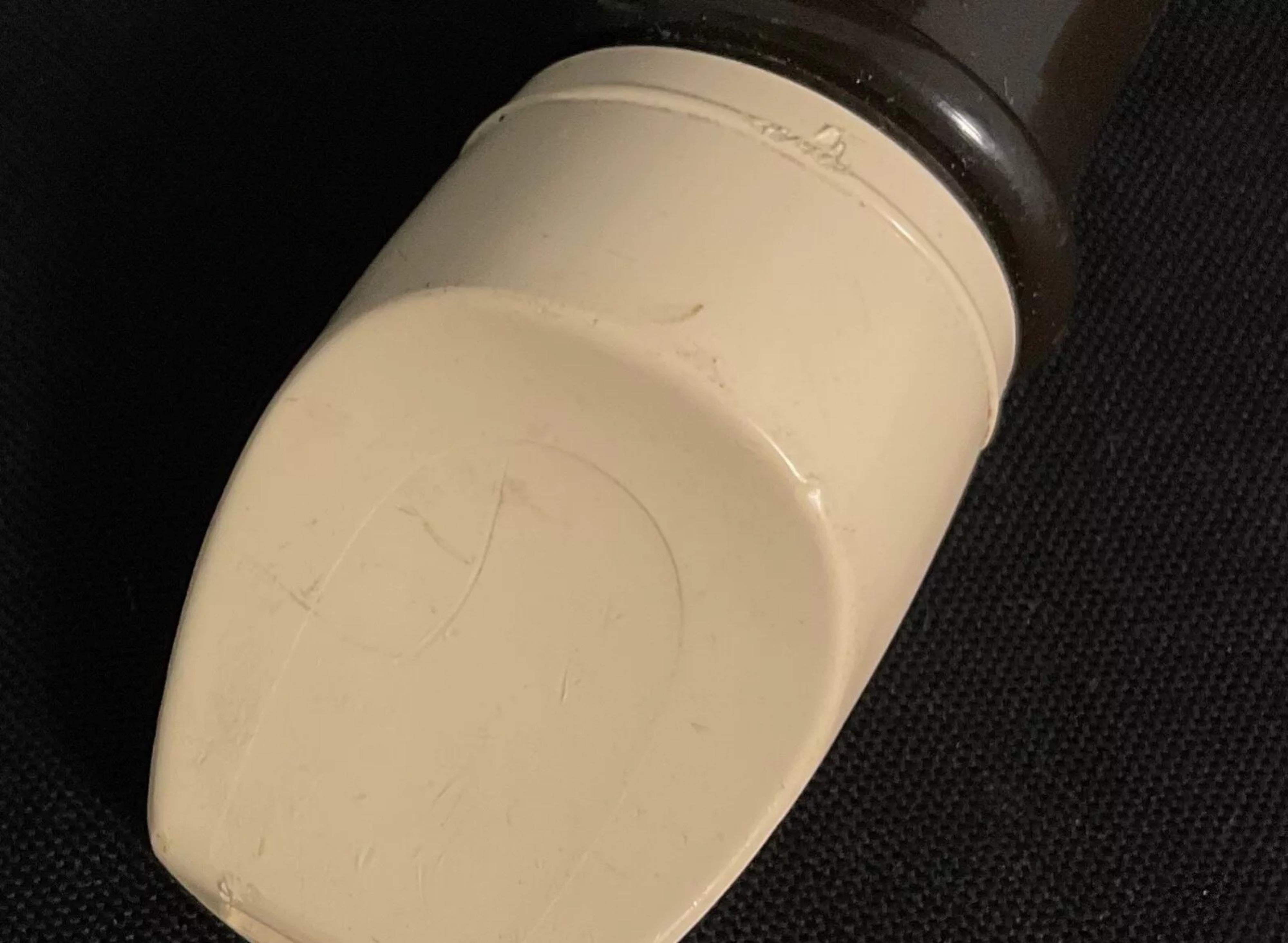 Diese alte Dolmetsch-Blockflöte, hergestellt in England, ist ein klassisches Musikinstrument, das sich perfekt für fortgeschrittene Spieler oder Sammler eignet. Die Blockflöte ist aus Kunststoff gefertigt und gehört zur Gruppe der C-Flöten, die