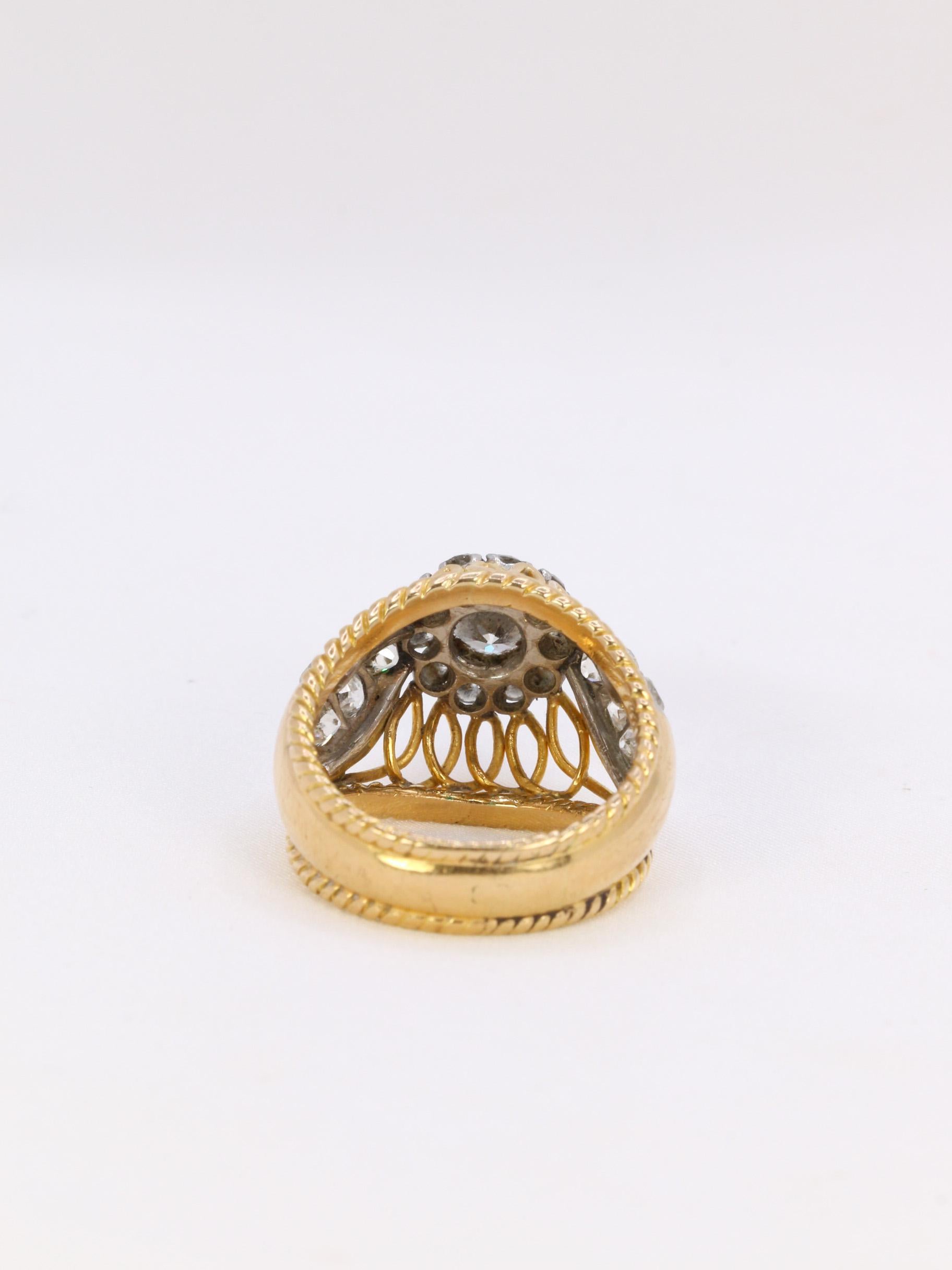 Vintage dome ring in yellow gold, platinum and 1 ct central diamond In Excellent Condition For Sale In PARIS, FR