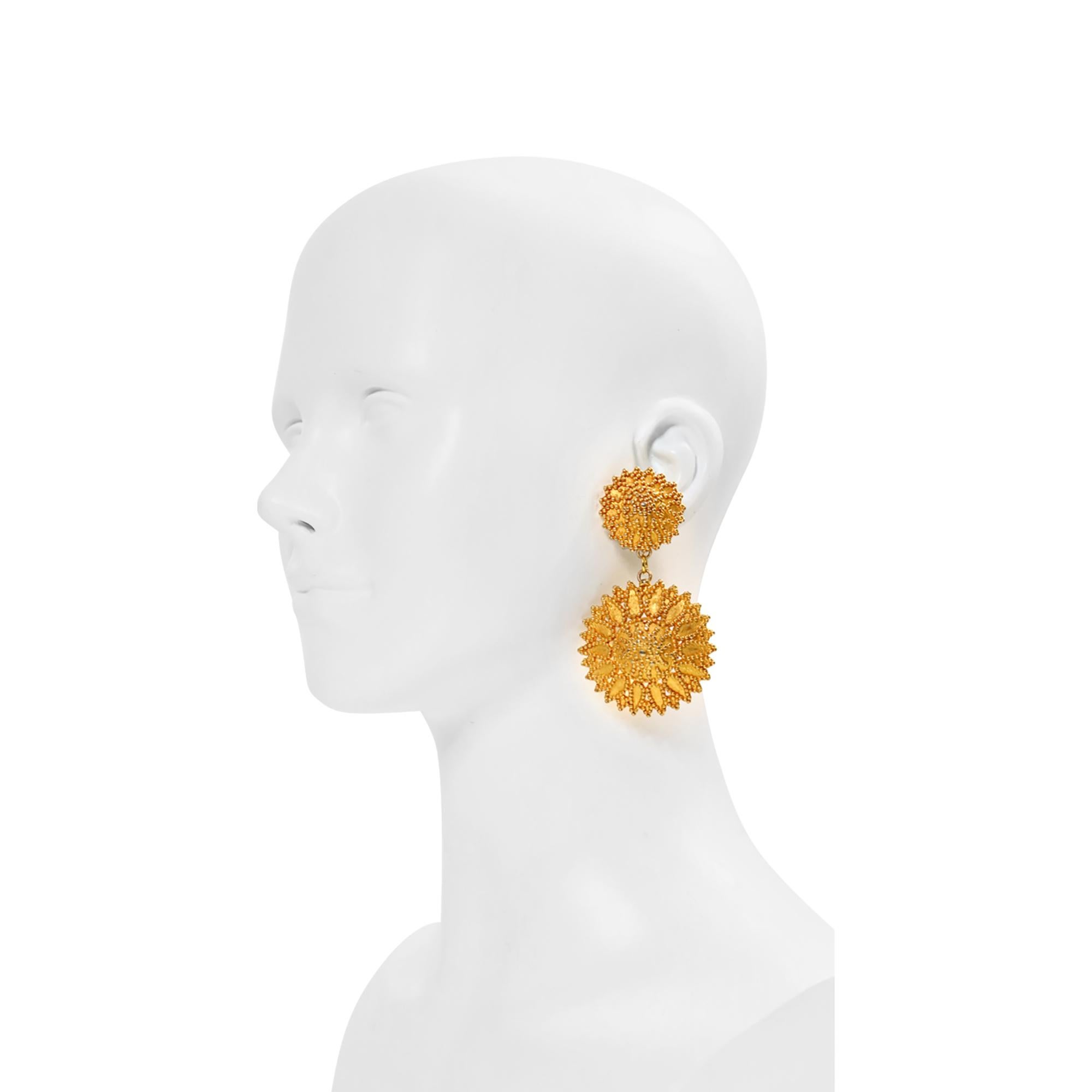 Vintage Dominique Aurientis Byzantinische baumelnde matte Goldohrringe Circa 1980er Jahre für Damen oder Herren im Angebot