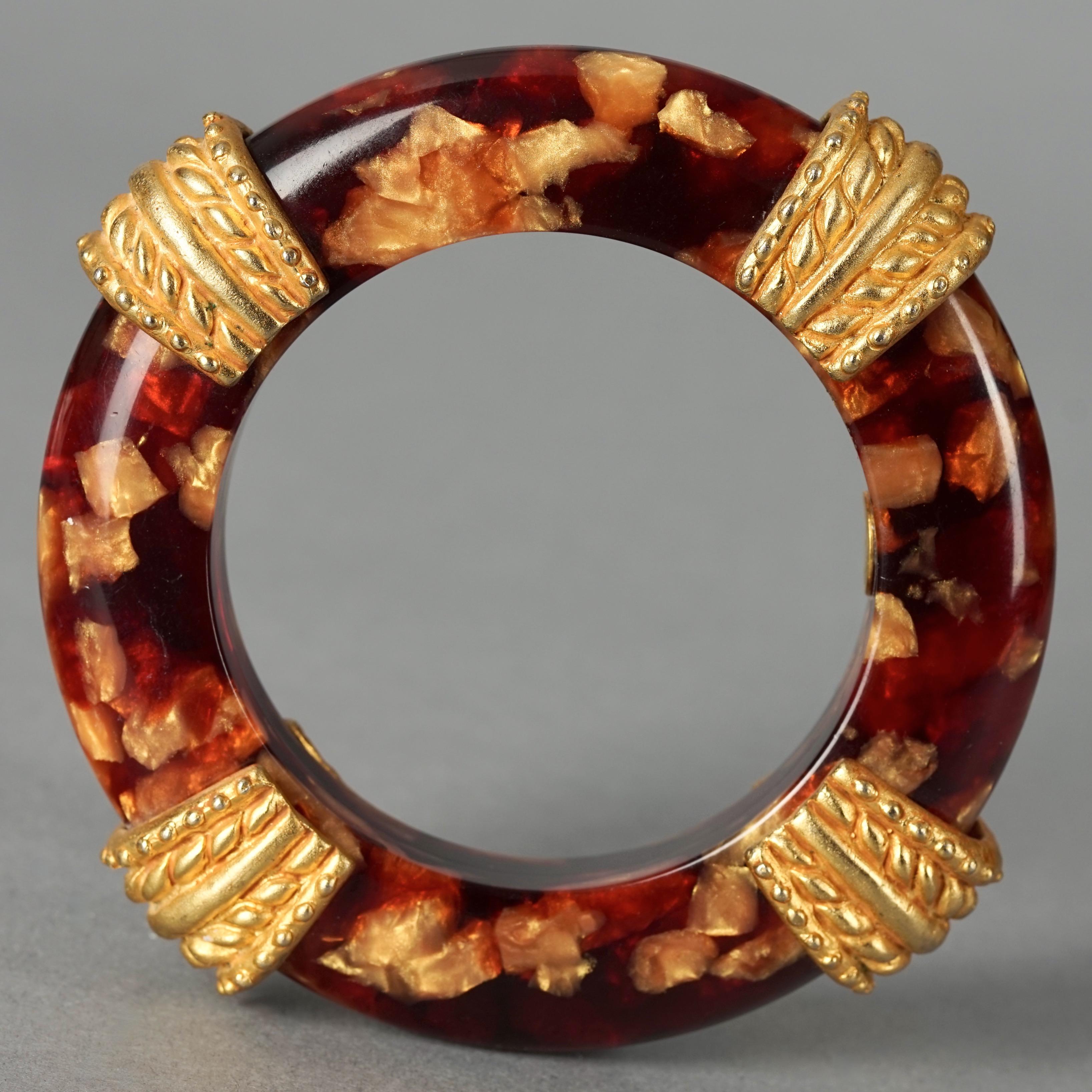 Vintage DOMINIQUE AURIENTIS Gilt Baroque Accents Tortoiseshell Bangle Bracelet In Excellent Condition For Sale In Kingersheim, Alsace