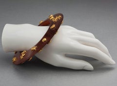 Bracciale vintage Dominique Aurientis con charm dorato e bracciale piatto in Wood