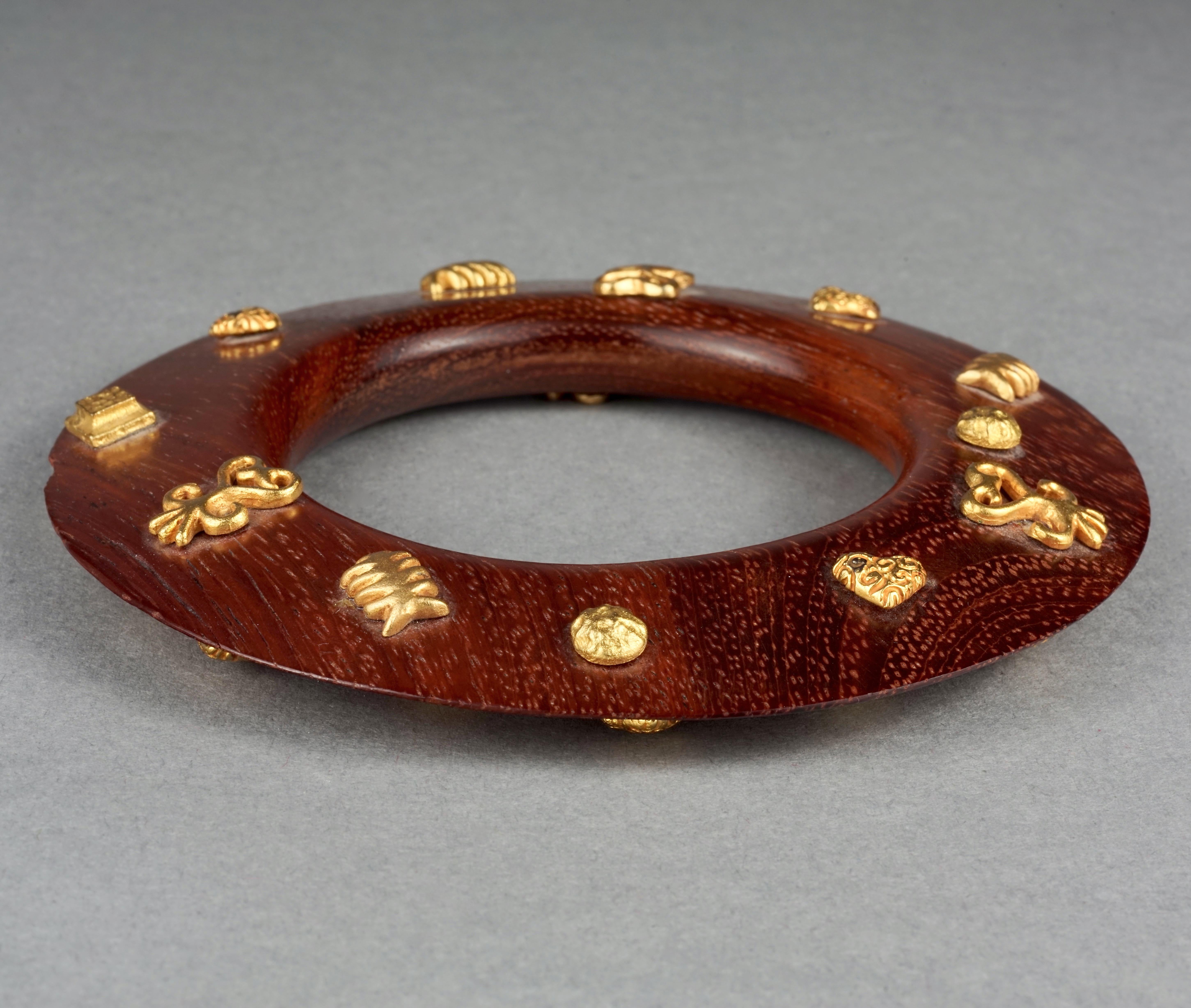 Vintage DOMINIQUE AURIENTIS Gilt Charm Flat Wood Bangle Bracelet In Fair Condition For Sale In Kingersheim, Alsace