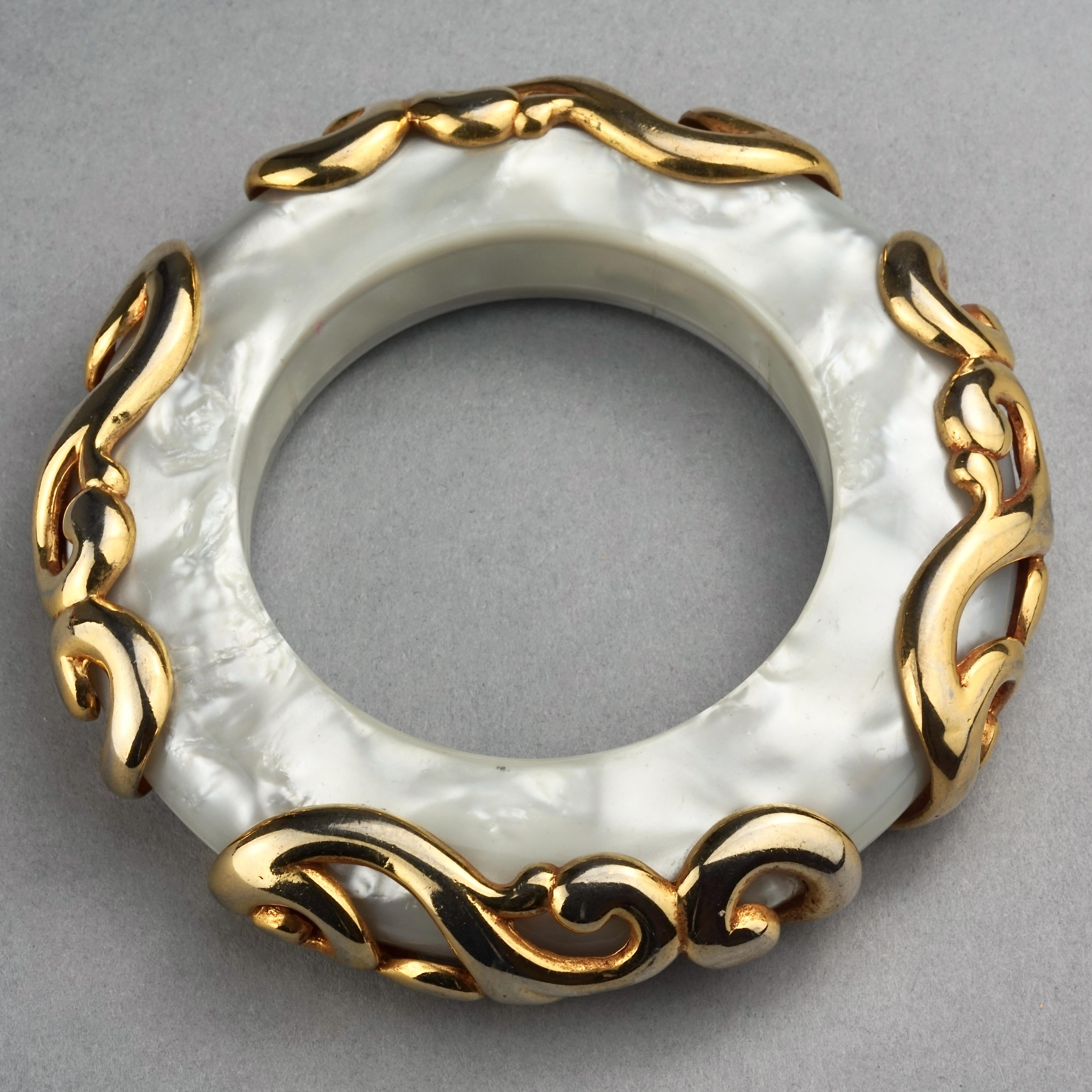 Vintage DOMINIQUE AURIENTIS Gilt Swirl Mother of Pearl Resin Bangle Bracelet In Good Condition For Sale In Kingersheim, Alsace