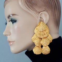 Vintage Dominique Aurientis Pile de boucles d'oreilles en coquillage texturé et doré.