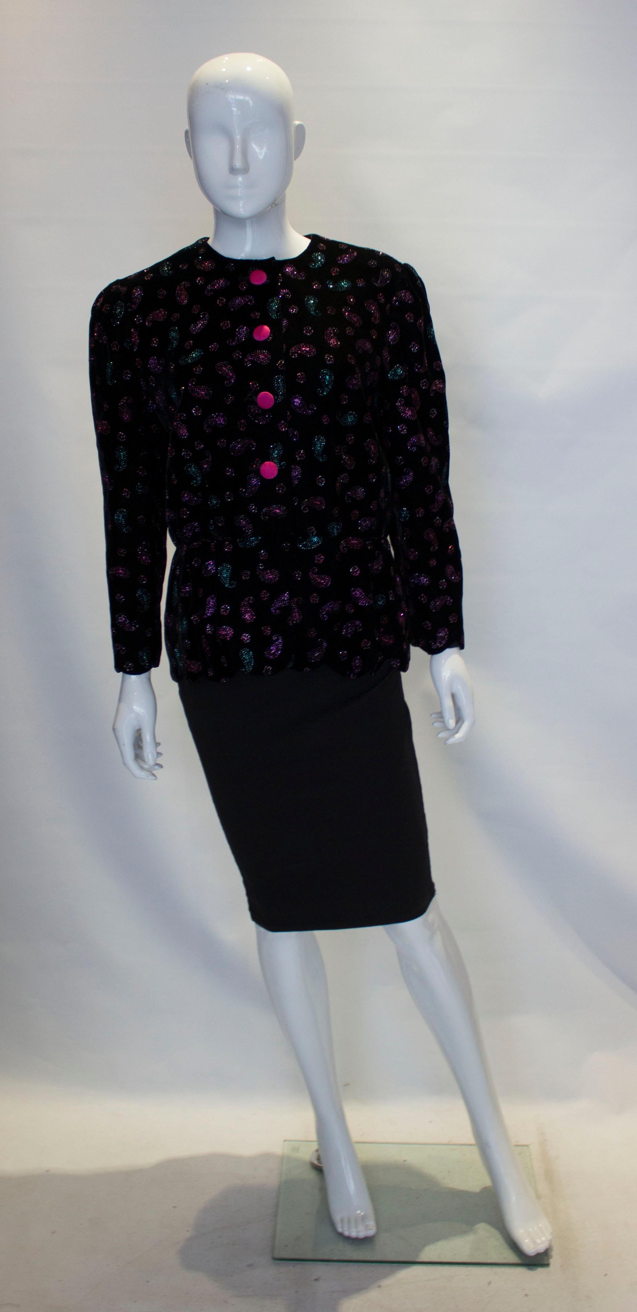 Una divertida chaqueta de Donald Campbell.  La chaqueta tiene una maravillosa decoración rosa y verde, una abertura delantera y peplum con dobladillo festoneado.