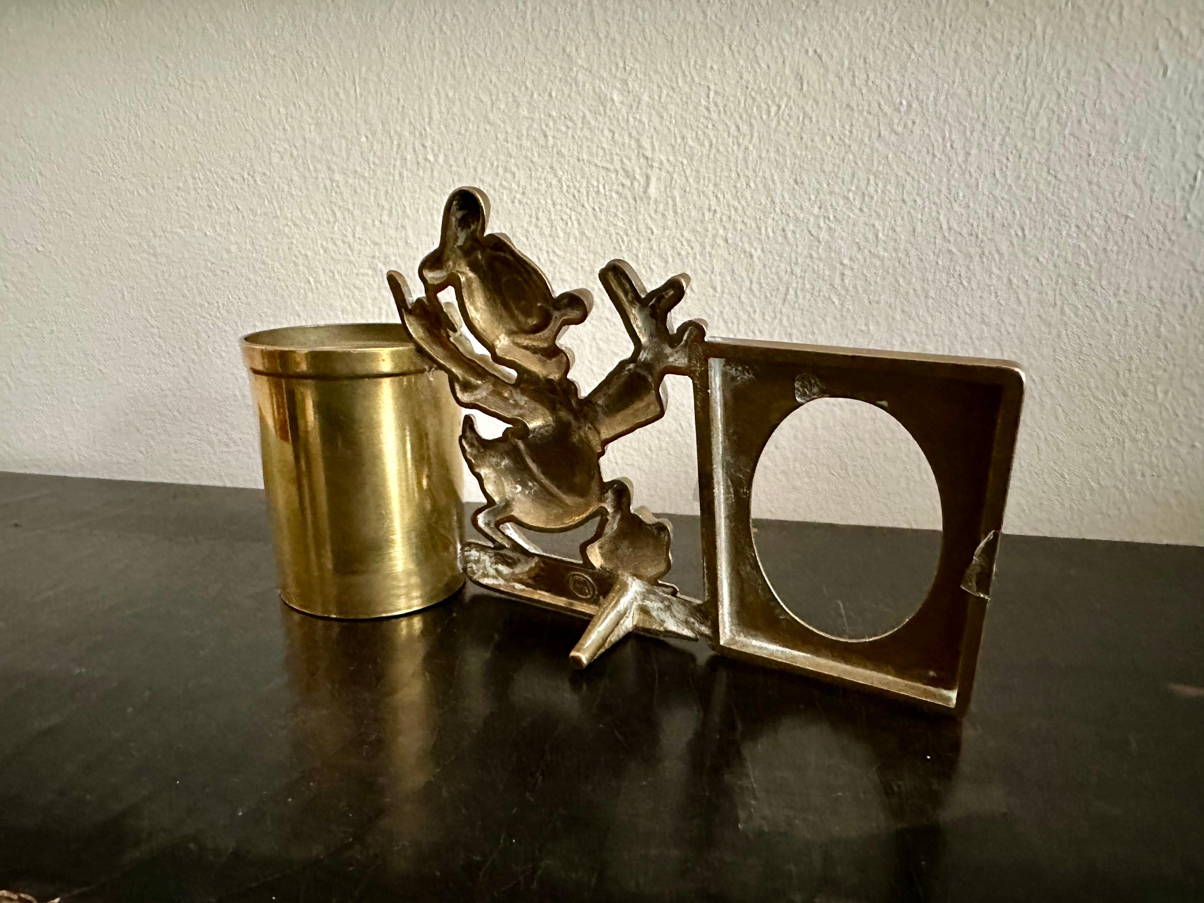 Vintage Donald Duck Brass Pen Holder with Picture Frame – 1970s Collectible In Good Condition For Sale In Hamburg, DE