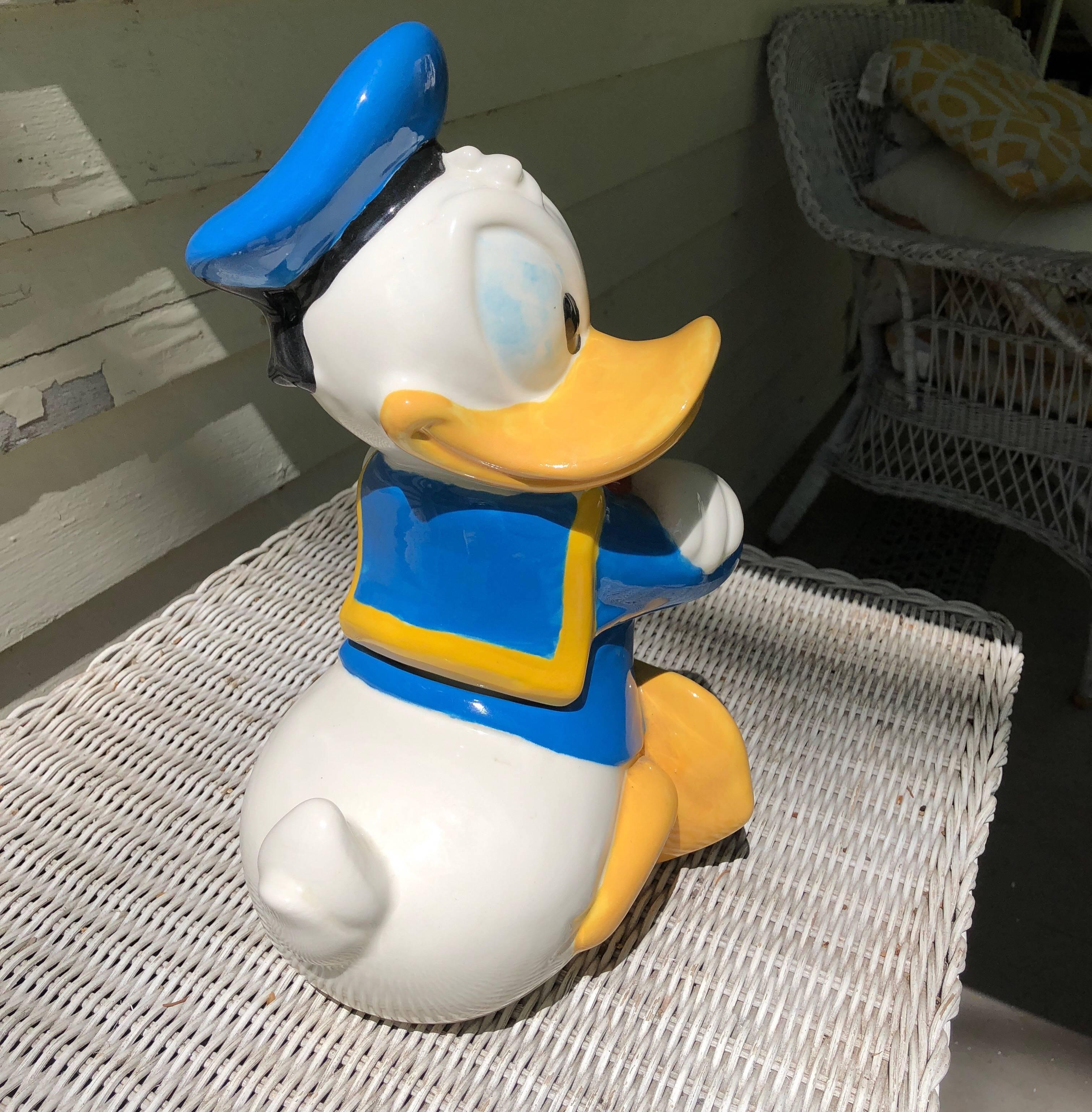Just the thing for those Christmas cookies. Vintage pottery Donald Duck cookie jar. Donald's head and chest can be lifted to store your
cookies. Manufactured by Treasure Craft for Disney in Mexico.