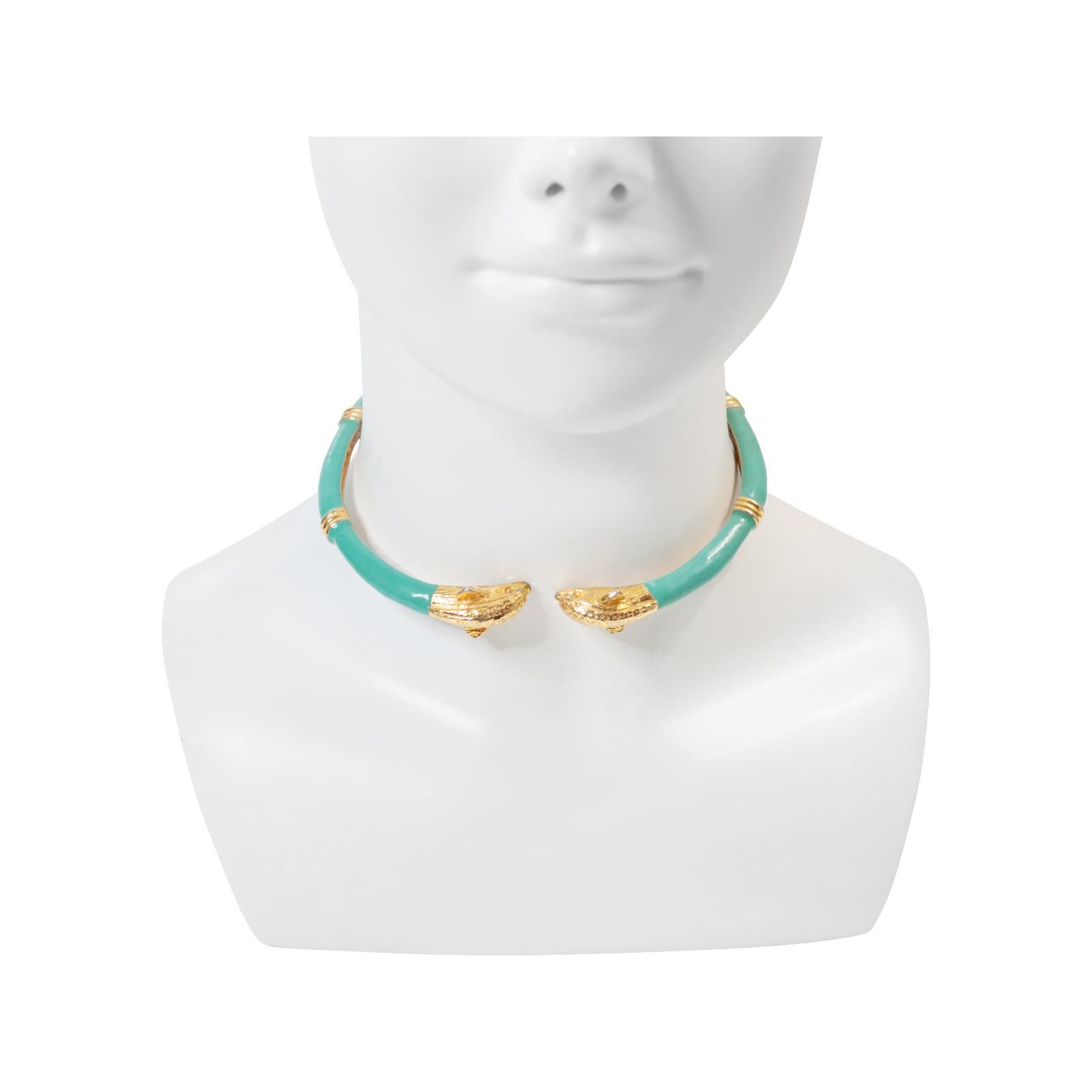 Vintage Donald Stannard Dolphins Head Choker in Türkis und Gold, CIRCA 1980s. Klassische Delphinkopf-Halskette in einer Farbe, die ich noch nie gesehen habe.  Diesen klassischen Stil gibt es schon seit Anbeginn der Zeit.  Es gibt Beispiele im