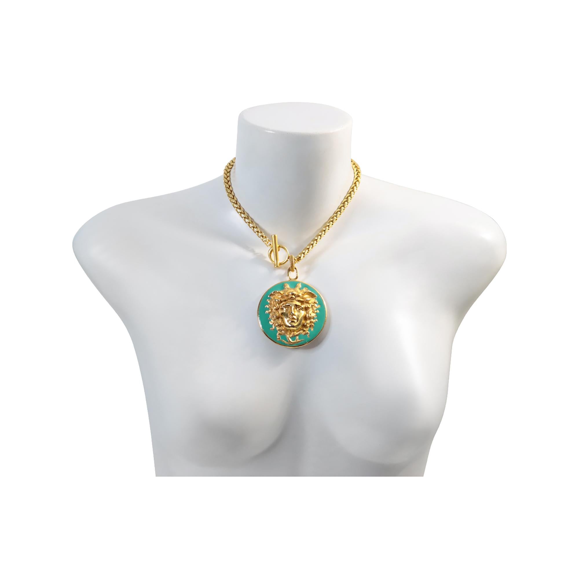 Vintage Donald Stannard Gold Tone Emaille Türkis Medusa CIRCA 1980s für Damen oder Herren im Angebot