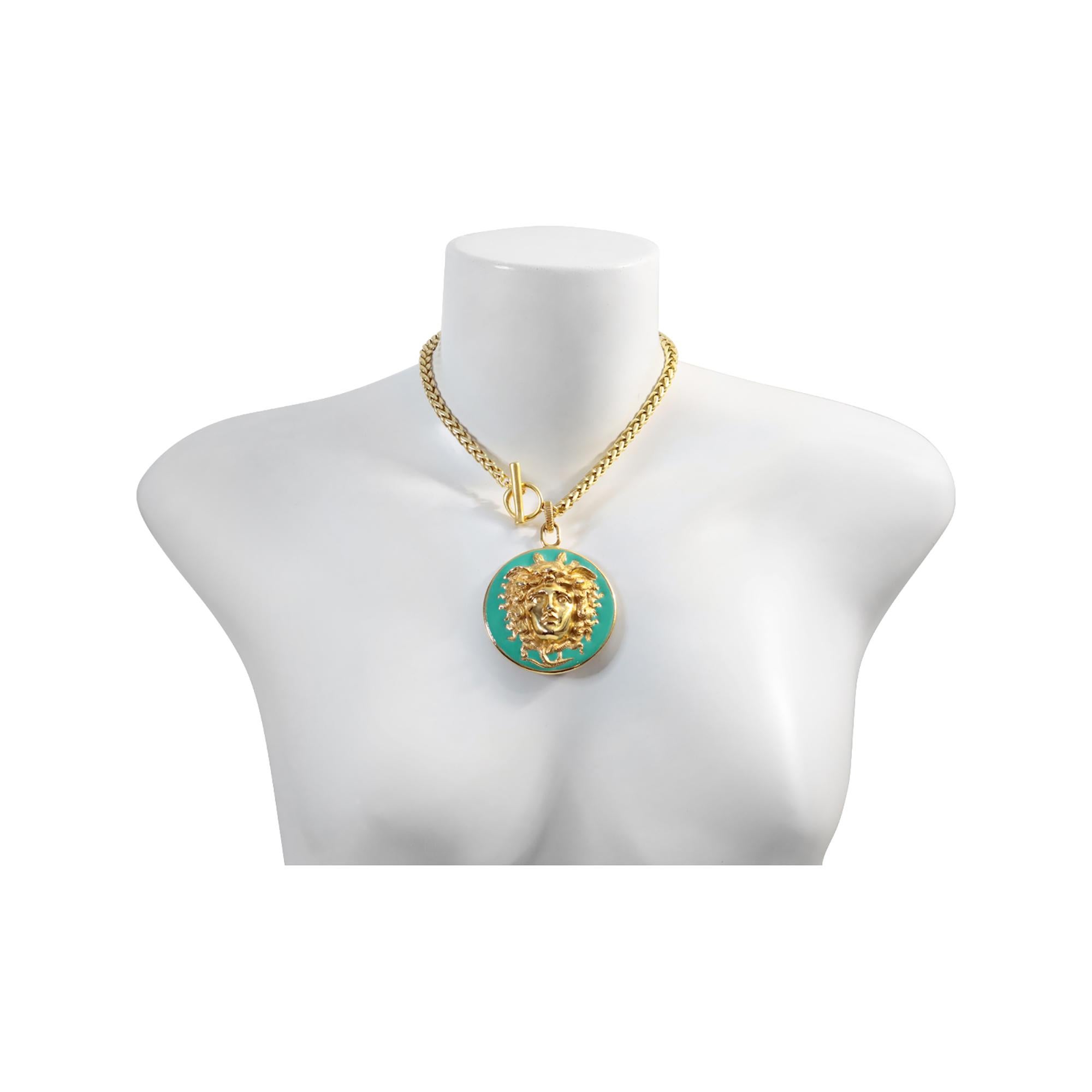 Vintage Donald Stannard Gold Tone Emaille Türkis Medusa CIRCA 1980s im Zustand „Gut“ im Angebot in New York, NY