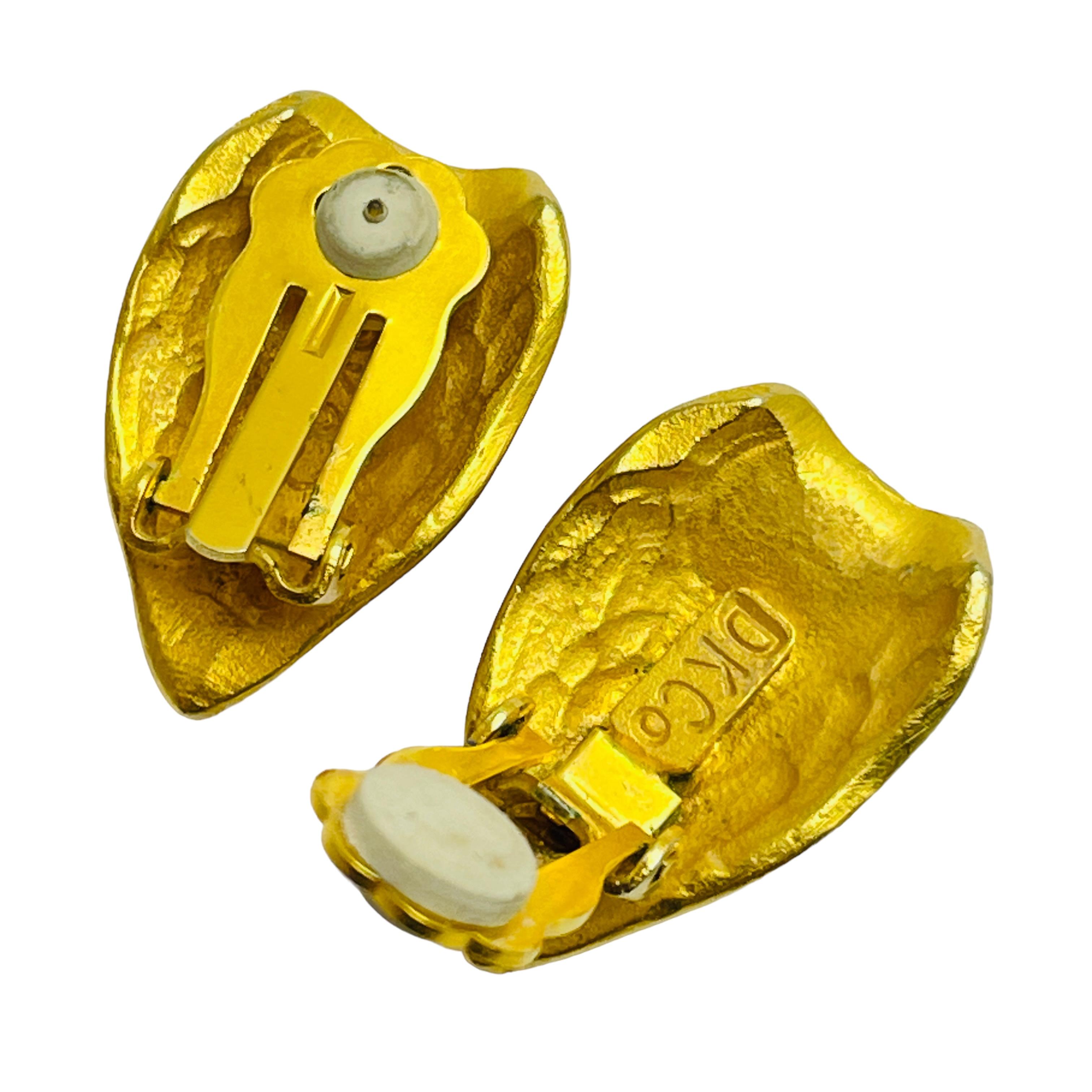 Vintage DONNA KARAN matte gold modernist designer clip on earrings In Good Condition For Sale In Palos Hills, IL