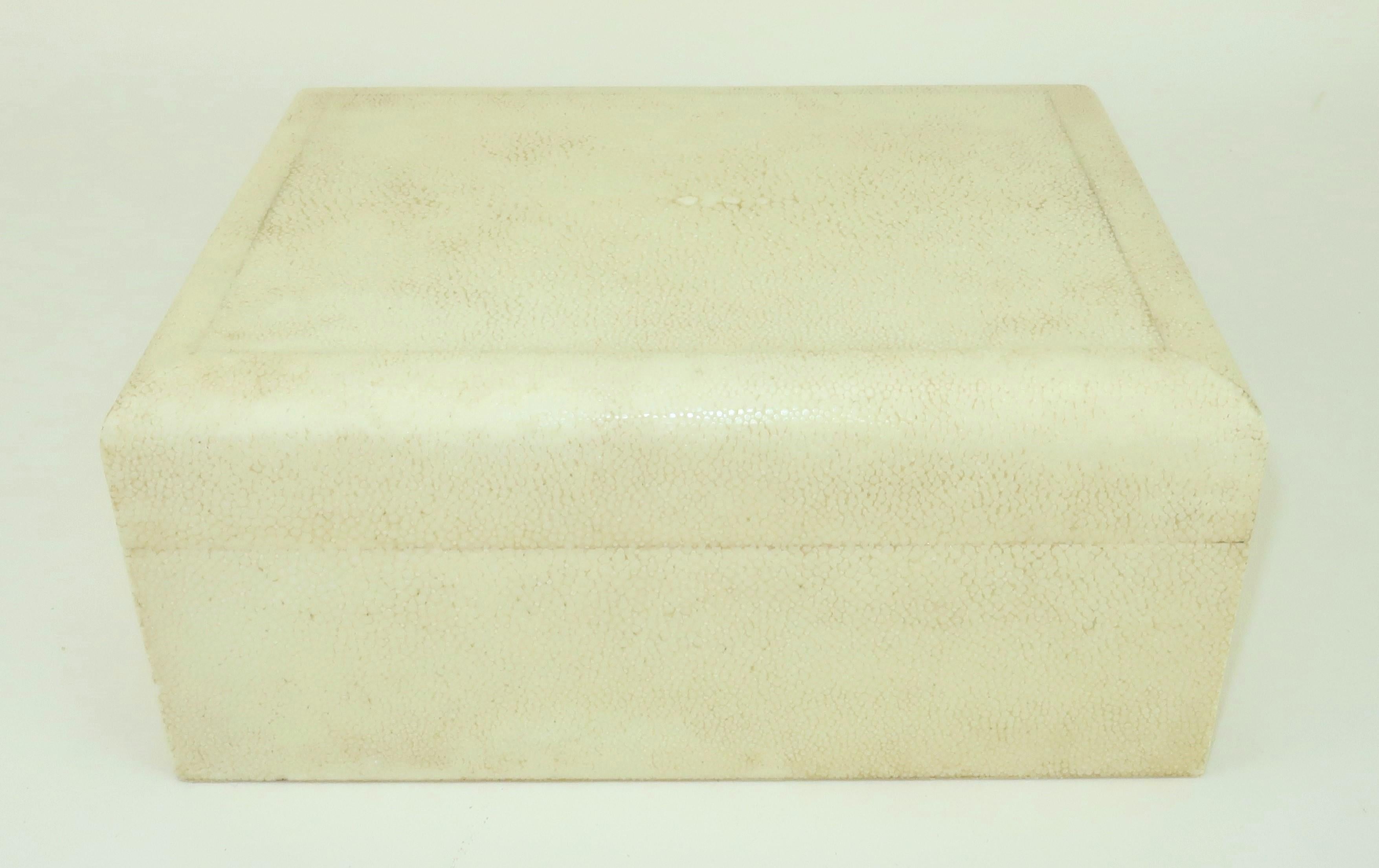 Caja forrada de madera de shagreen blanco marfil de Donna Karan de finales del siglo XX.  La bonita caja rectangular de 2 piezas mide 8