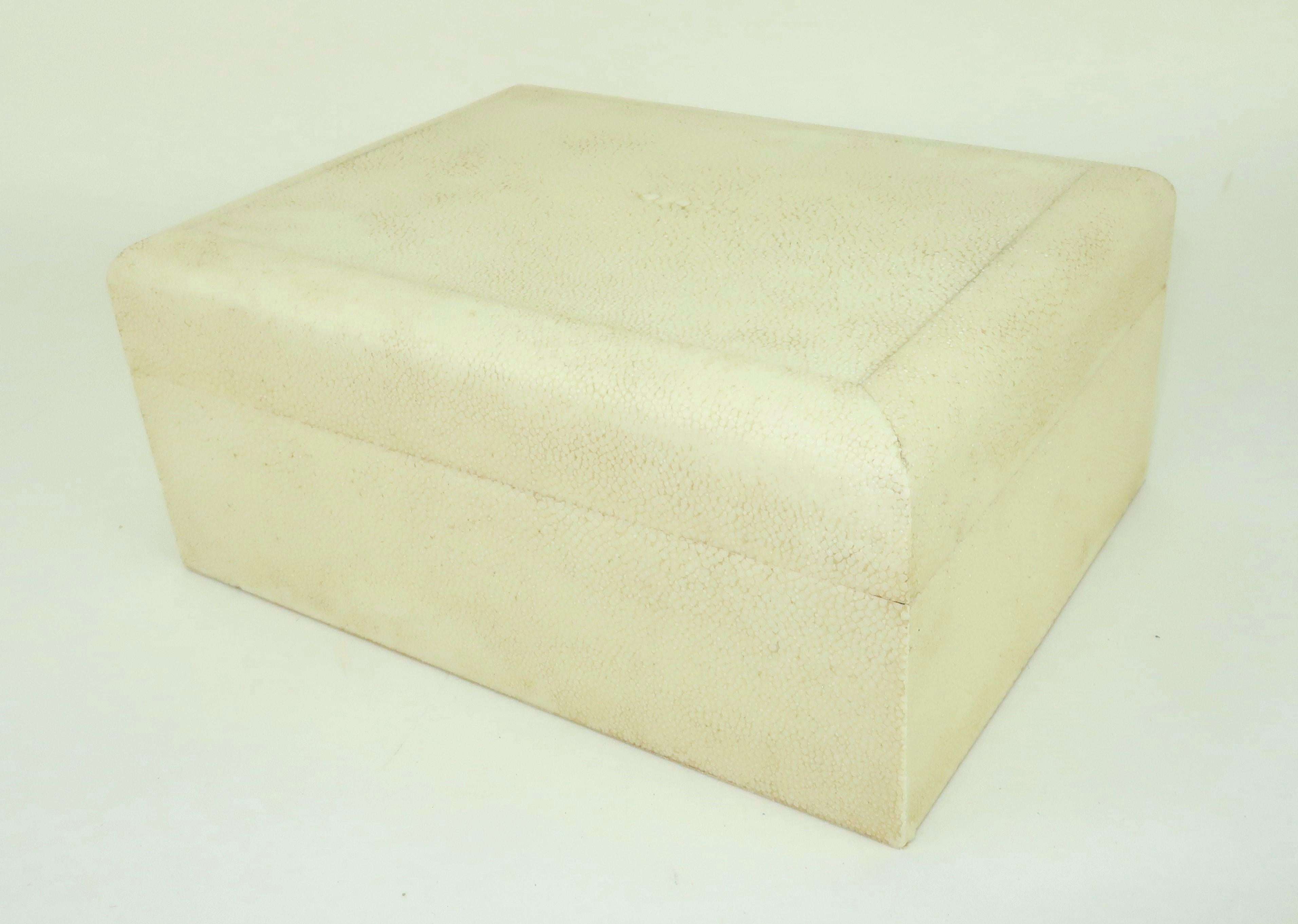 Femenino o masculino Vintage DONNA KARAN Caja forrada de madera con tapa de piel de zapa en venta
