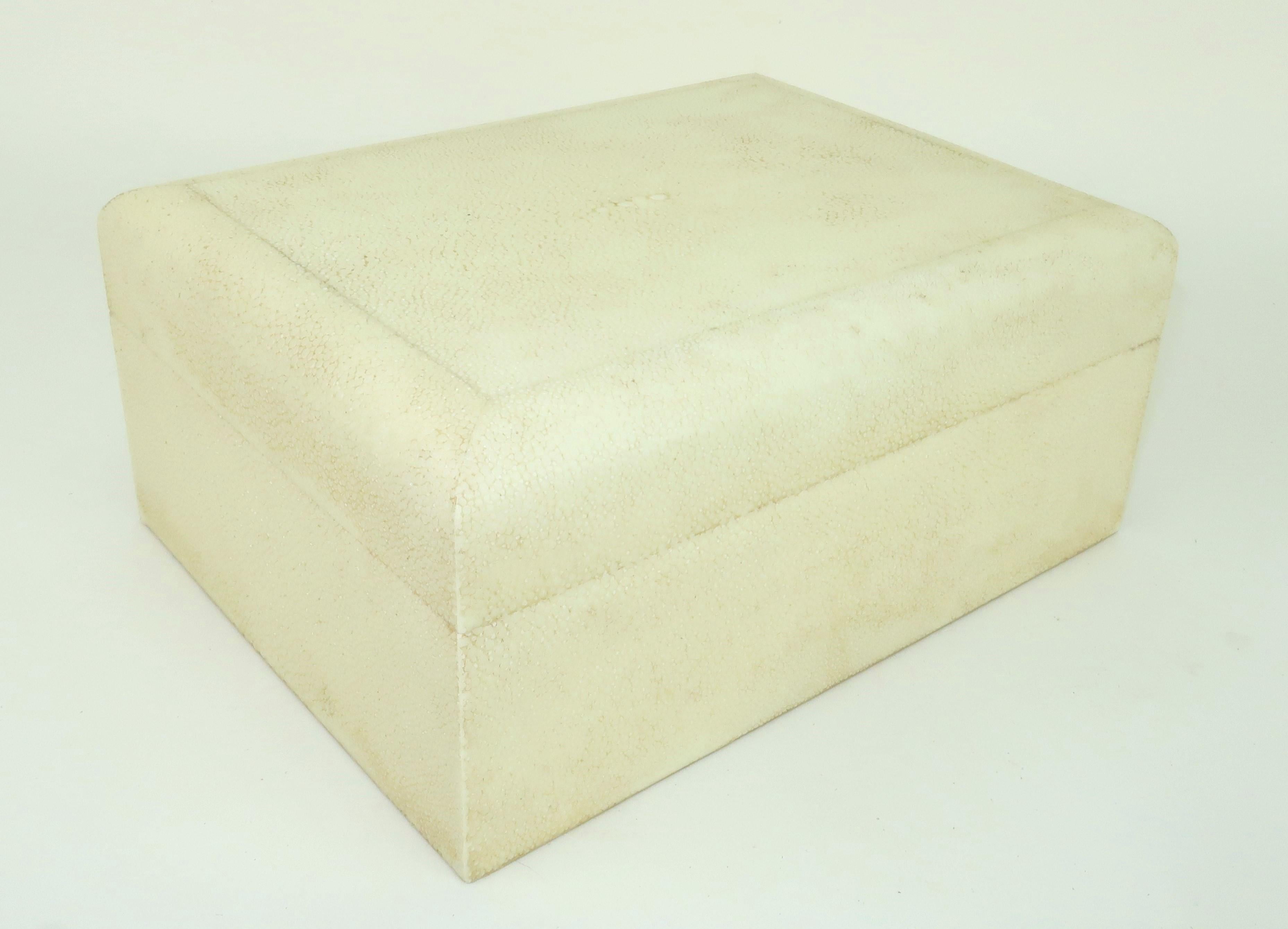 Vintage DONNA KARAN Caja forrada de madera con tapa de piel de zapa en venta 2