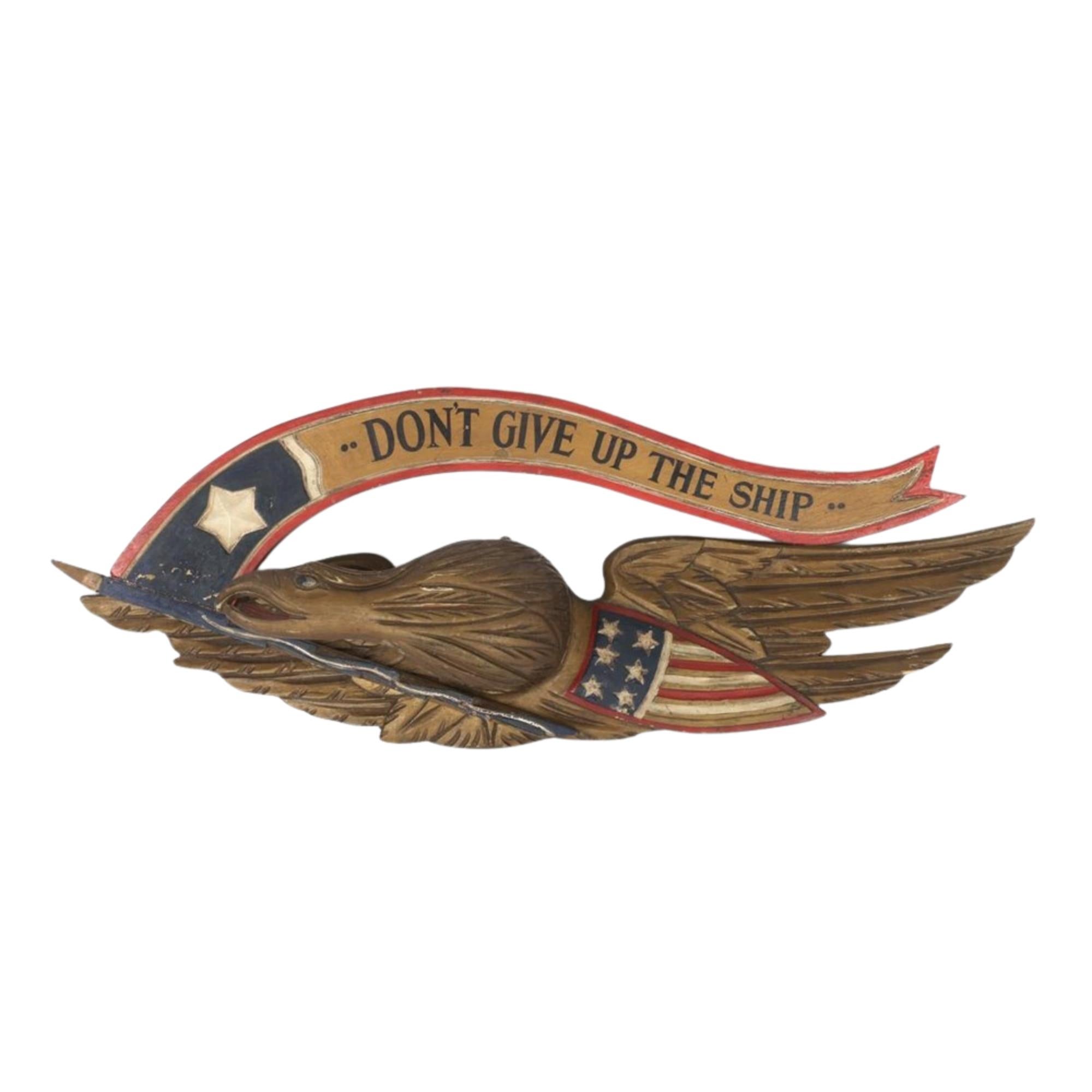 Dies ist eine handgeschnitzte, handbemalte amerikanische Adlertafel aus der Mitte des 20. Jahrhunderts. Dieser markante Adler im Bellamy-Stil ist mit ausgestrecktem und zur Seite gedrehtem Kopf und ausgebreiteten Flügeln dargestellt. Unter seinem
