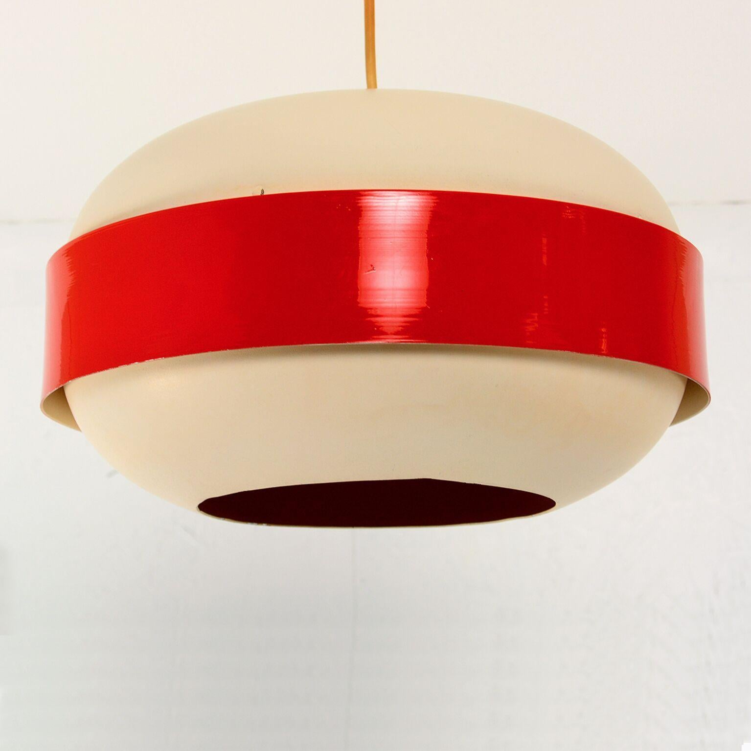 For your consideration: a fun vintage spun aluminum pendant light fixture in the manner of Louis Poulsen and the doo wop pendant design. Dimensions: 16
