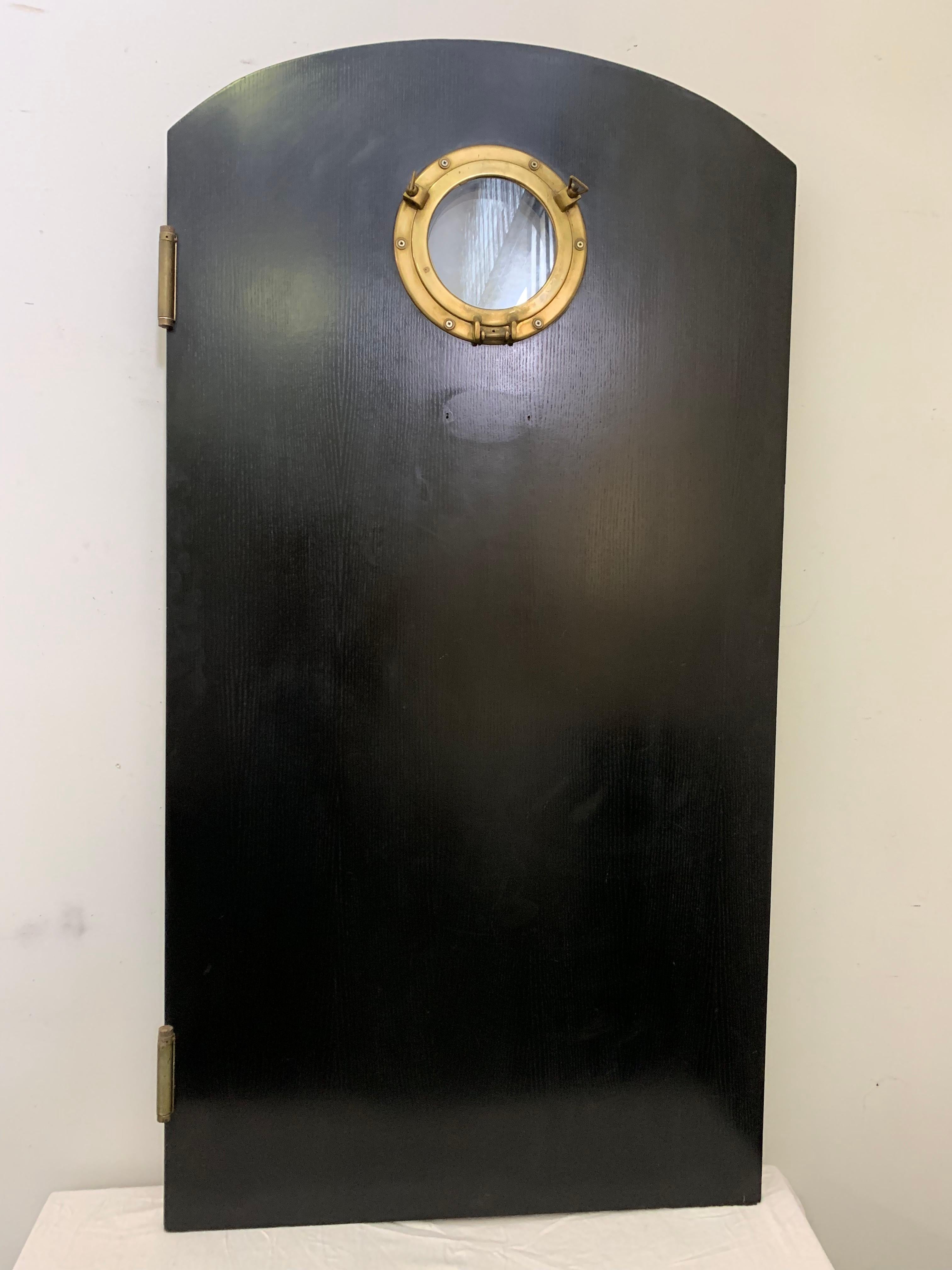 Double sided, double-faced, lockable double-faced door that comes and goes.
One side is in black stained oak, the other is ivory stained oak.
In the middle there is a brass porthole with closure on both sides.
Italy 1970.