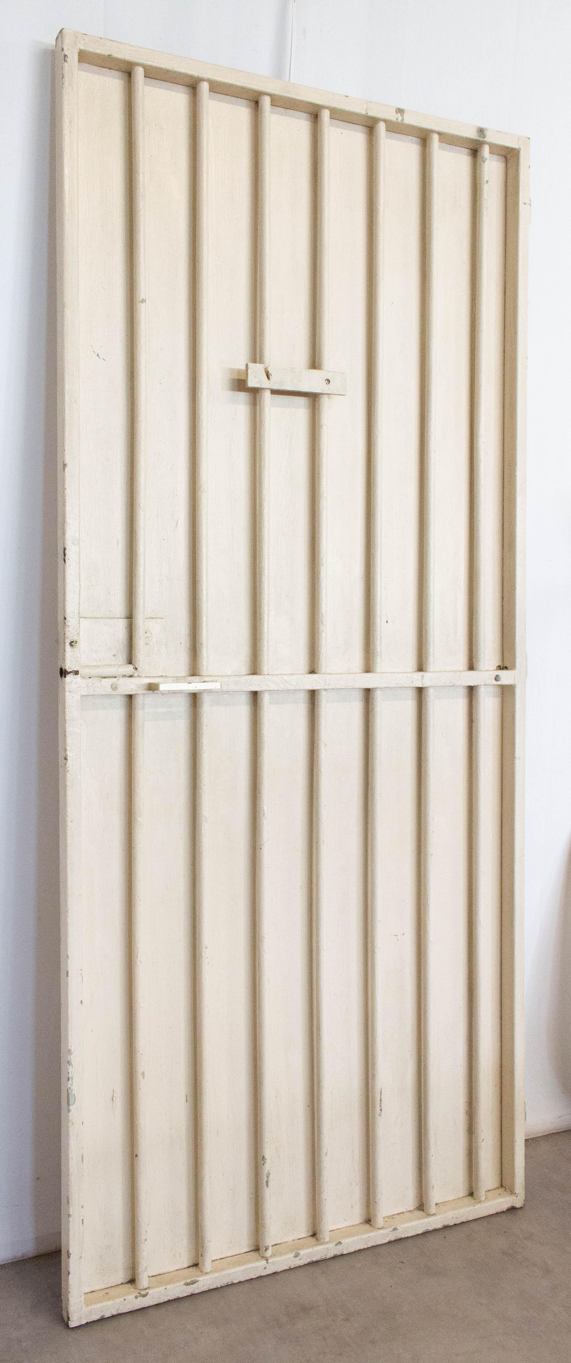 Porte française en acier de style industriel du milieu du siècle dernier
Porte authentique de la prison de Mont de Marsan (Sud de Bordeaux) : porte de la salle des visiteurs
Parfait pour être incorporé dans des projets de conception et de