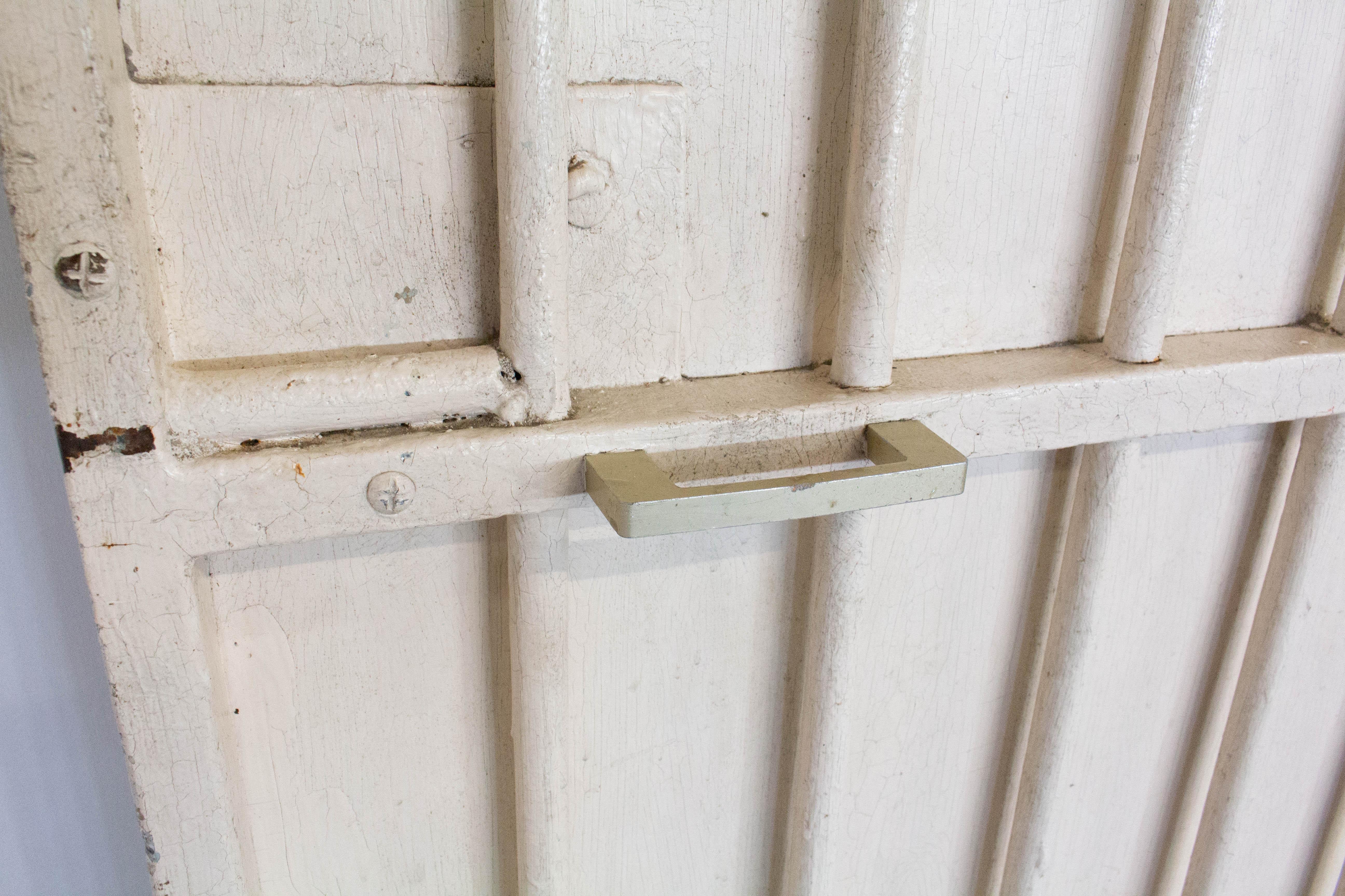 Industrielle Stahltür im Vintage-Stil, Mitte des Jahrhunderts, Frankreich im Zustand „Gut“ im Angebot in Labrit, Landes