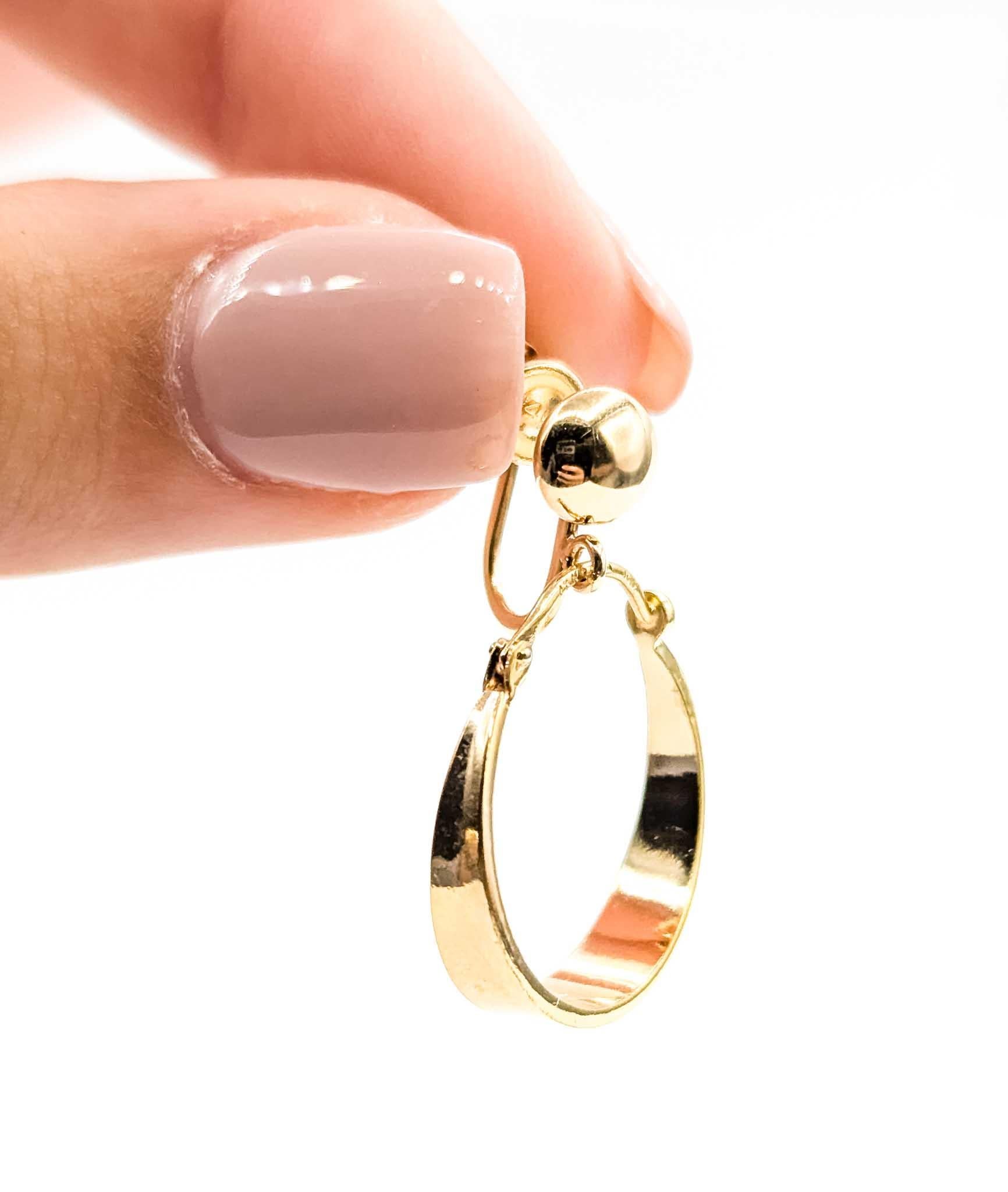 Boucles d'oreilles heurtoir d'inspiration vintage en or jaune 14 carats. Mesurant environ 1 x 0,75 pouces et pesant 4,18 grammes, ces boucles d'oreilles à vis présentent un anneau circulaire audacieux suspendu à un dôme en or poli. La conception à