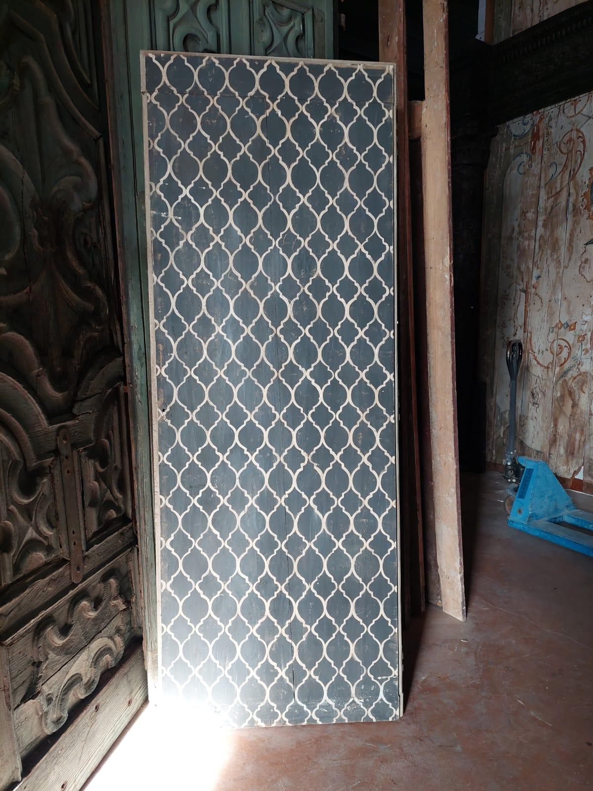 Puerta antigua de época, de una sola hoja en madera maciza, lacada a mano y pintada con motivos de tapiz, colores neutros blanco y negro, de finales del siglo XIX, original y procedente de Italia.
Mide an 82 x 218 h en cm, sin marco, pero pintado