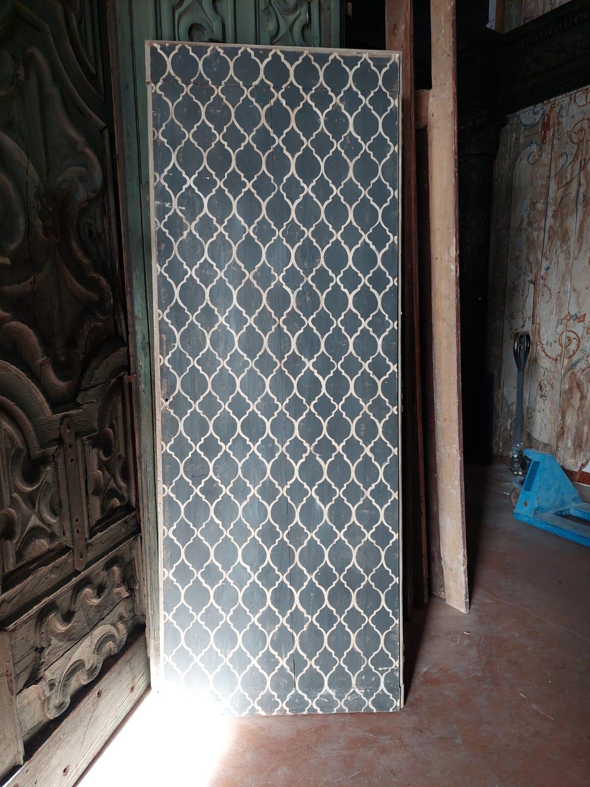 Puerta vintage lacada con tapiz blanco y negro, Italia Italiano en venta