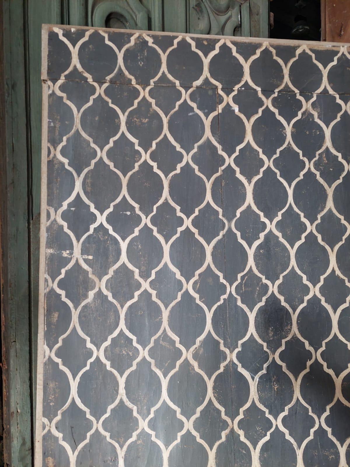 Puerta vintage lacada con tapiz blanco y negro, Italia Pintado a mano en venta