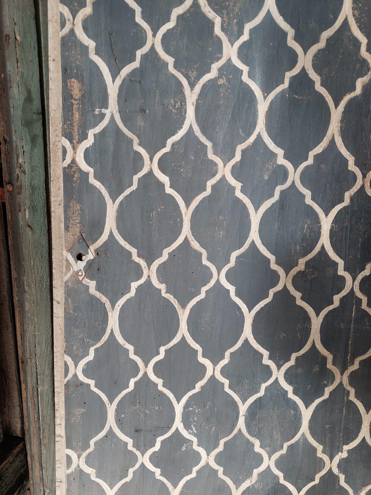 Puerta vintage lacada con tapiz blanco y negro, Italia en Bueno estado para la venta en Cuneo, Italy (CN)