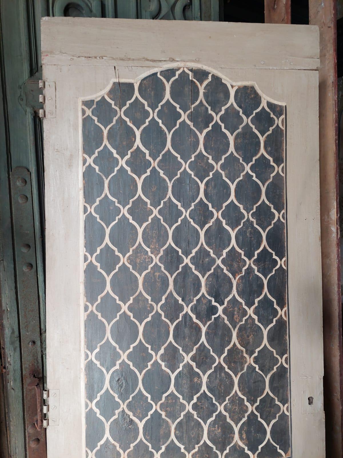 Puerta vintage lacada con tapiz blanco y negro, Italia Álamo en venta