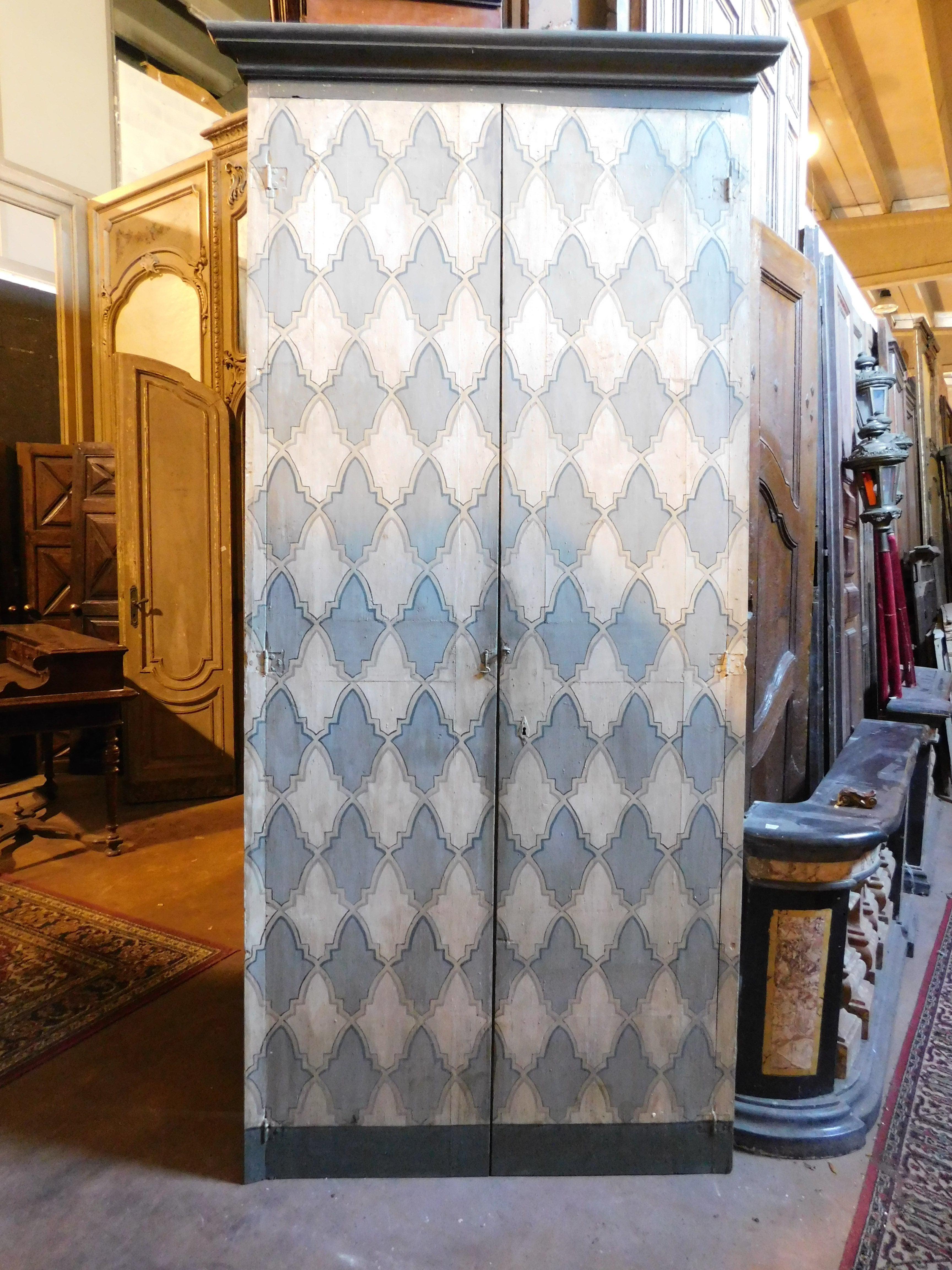 Ancient Vintage double door with frame, born as a placard or wall wardrobe as it has a shuttered opening and a smooth back, painted following the upholstery of the time, built and painted by hand in the mid-20th century in Italy.
Measurement with