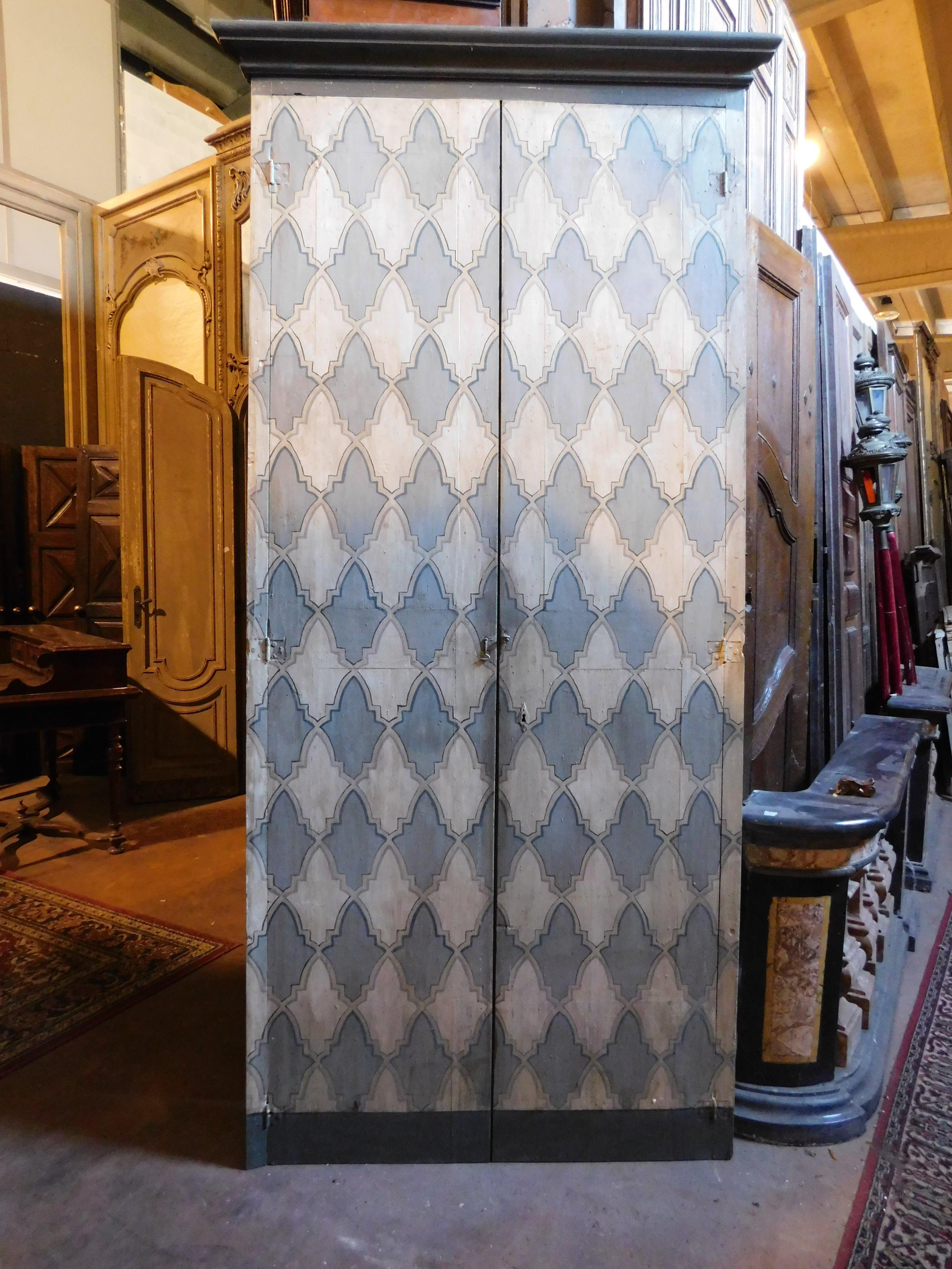Vintage door, placard, wall cupboard, painted with tapestry, Italy In Good Condition For Sale In Cuneo, Italy (CN)