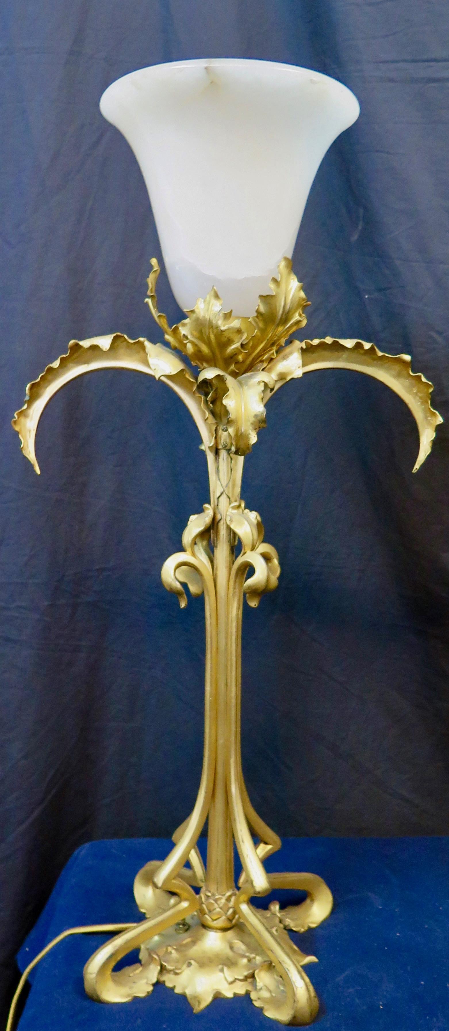 Cette exceptionnelle paire de lampes décoratives d'époque Art Nouveau, à la sculpture unique, est conçue en bronze dit'. La qualité de l'exécution est telle que seul un artisan d'une grande habileté aurait pu les produire. Un abat-jour en albâtre en