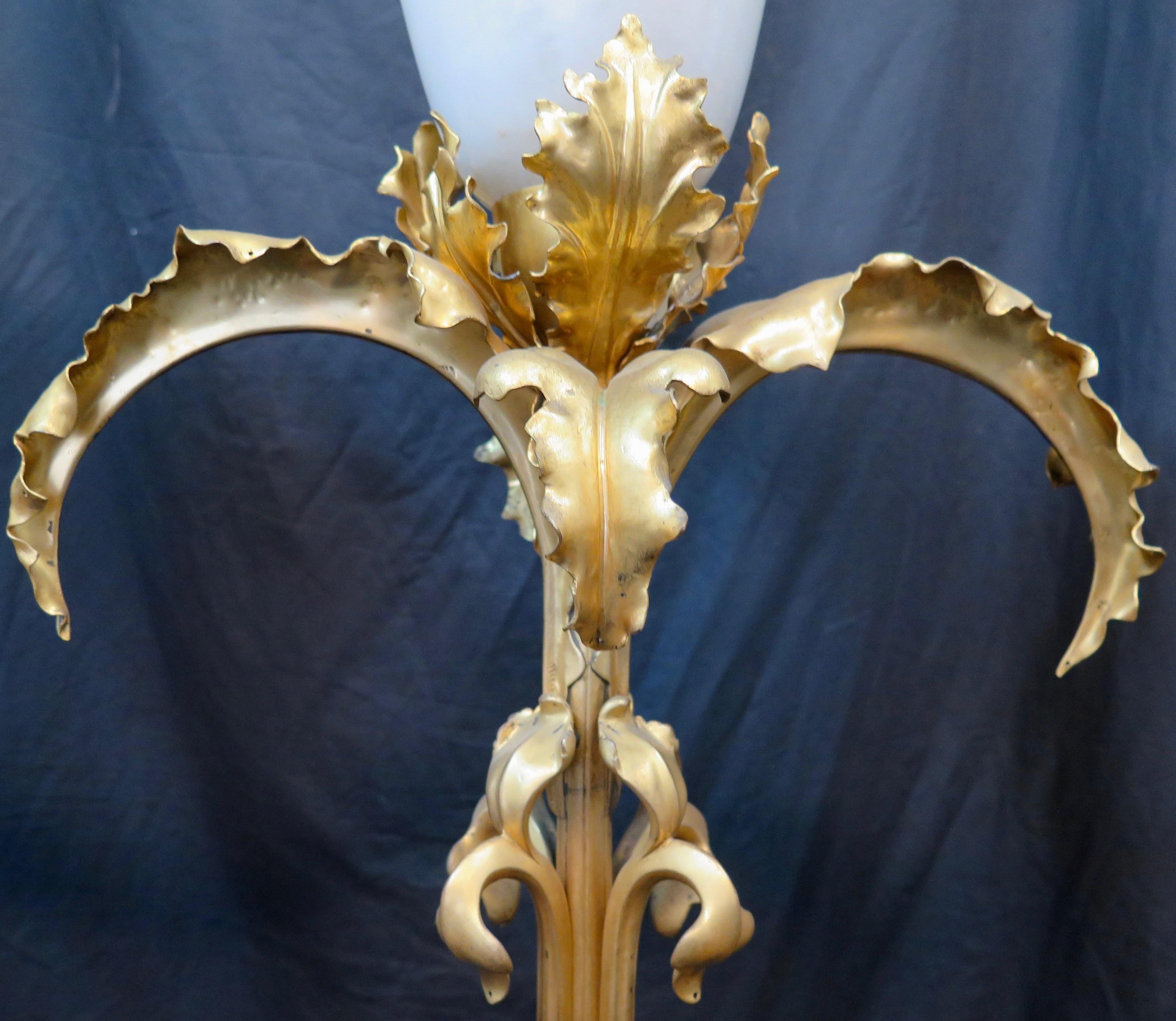 Albâtre Paire de lampes d'époque Art of Vintage en bronze doré et albâtre en vente