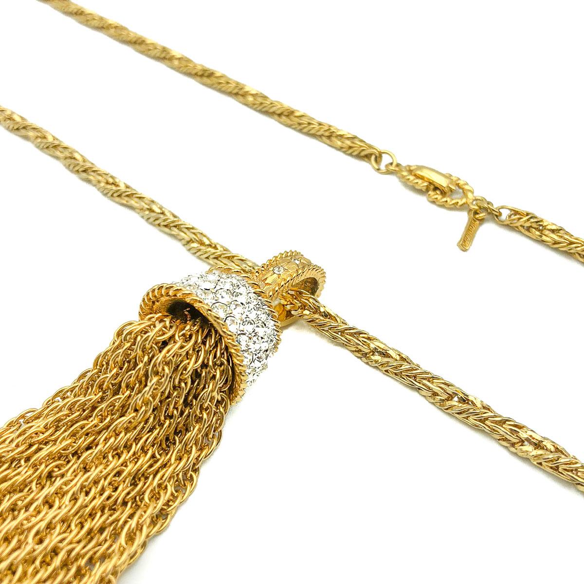 Un collier à glands Vintage D'Orlan superbement glamour. Ce collier est composé d'une adorable chaîne longue et épaisse de style corde qui se termine par un impressionnant pendentif en forme de pompon orné de strass qui attire l'attention par son