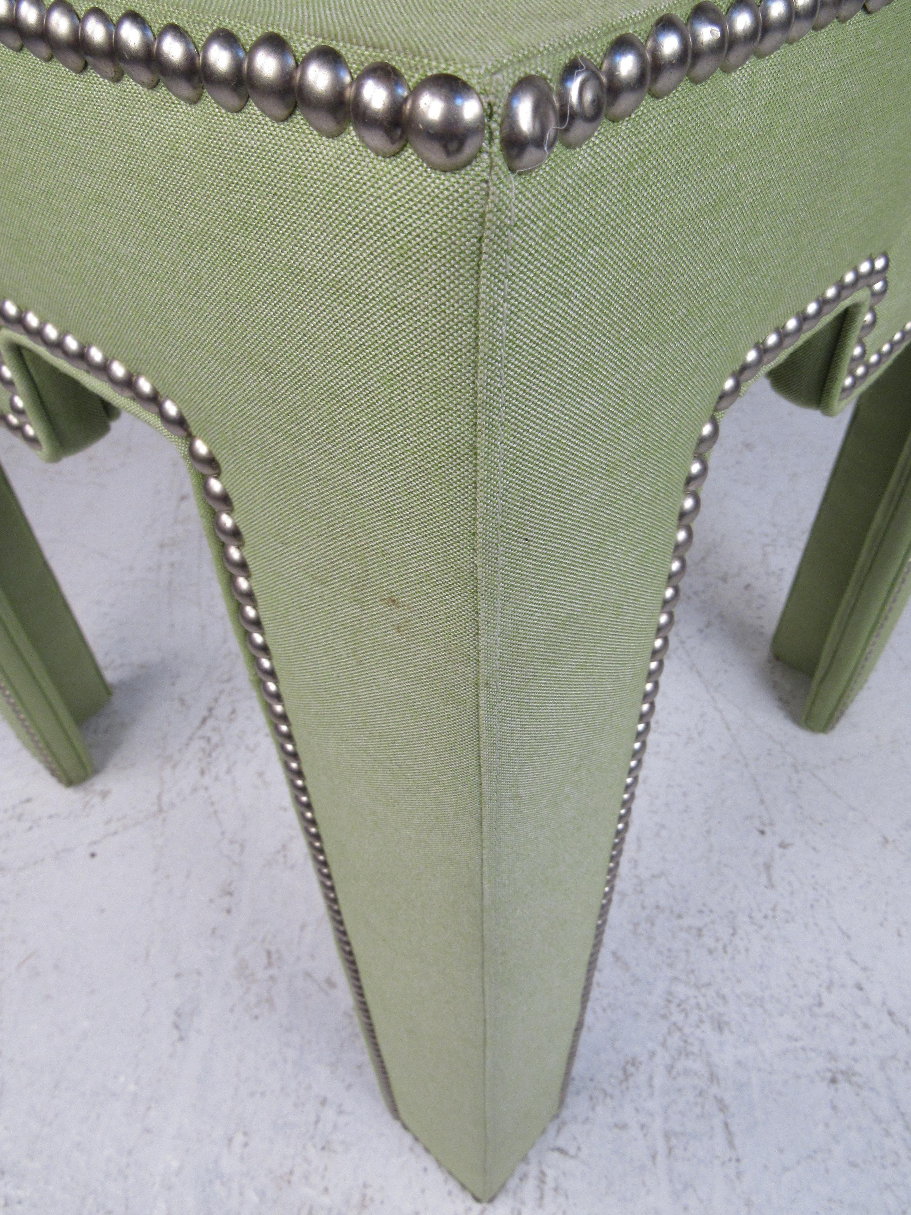 VIntage Dorothy Draper Style Upholstering Beistelltisch (Stoff) im Angebot