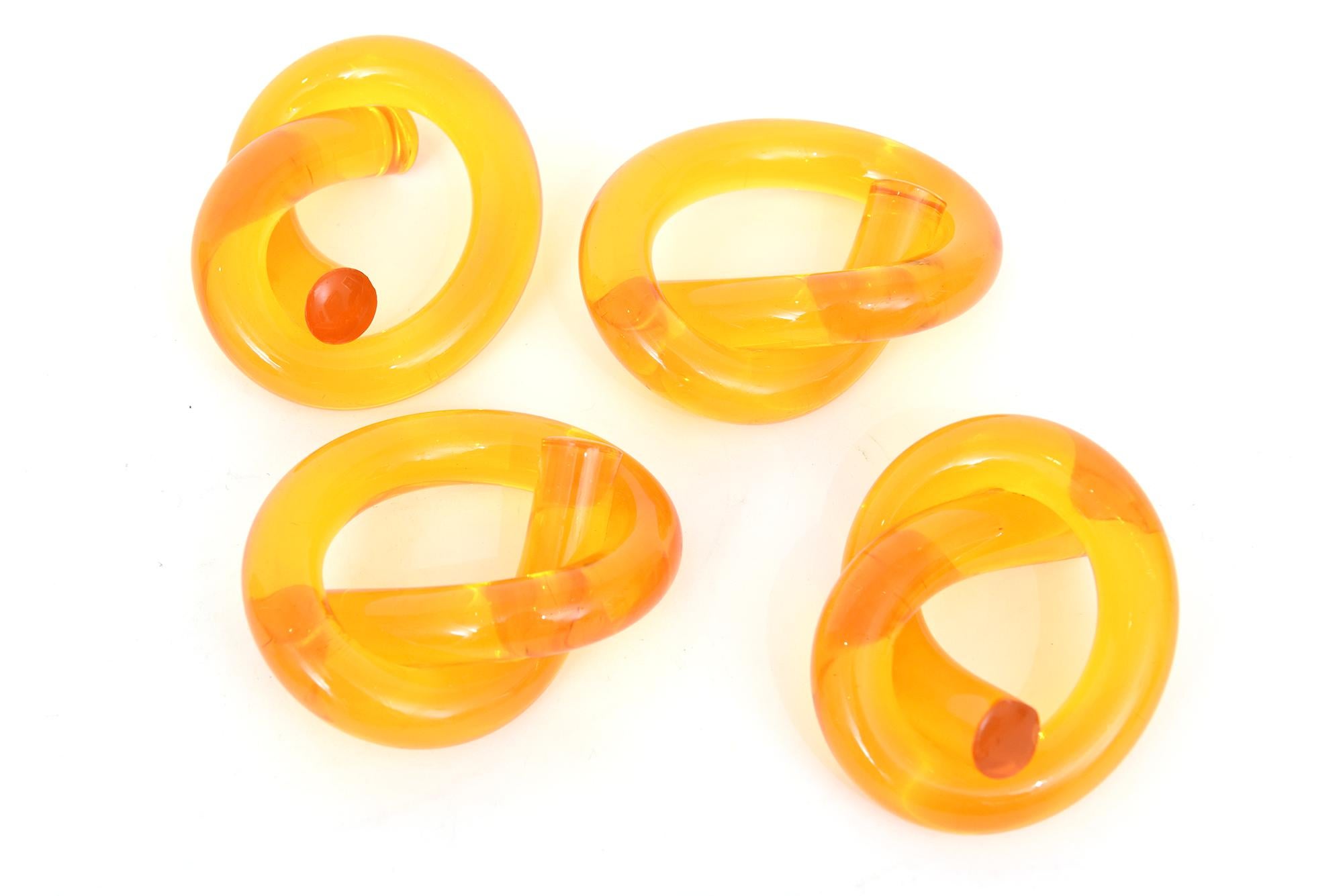 American Vintage Dorothy Thorpe Amber Lucite Twisted Pretzel Napkin Rings Set of Eight For Sale