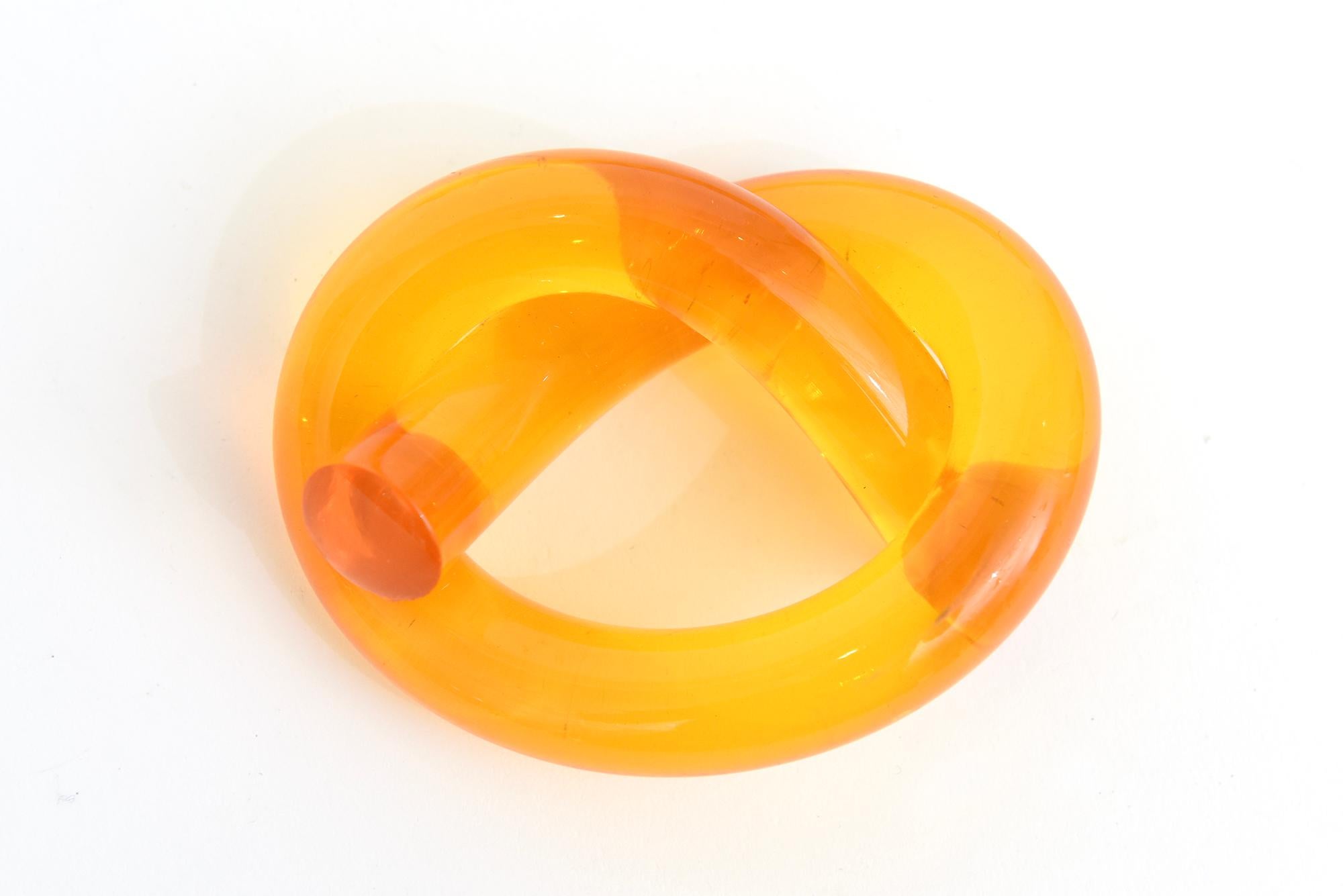 Late 20th Century Vintage Dorothy Thorpe Amber Lucite Twisted Pretzel Napkin Rings Set of Eight For Sale