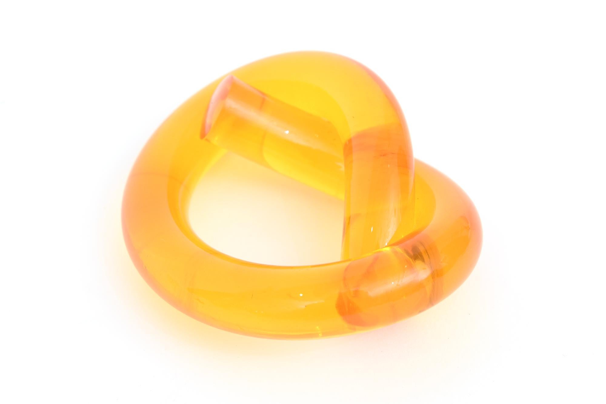 Vintage Dorothy Thorpe Amber Lucite Twisted Pretzel Napkin Rings Set of Eight For Sale 1