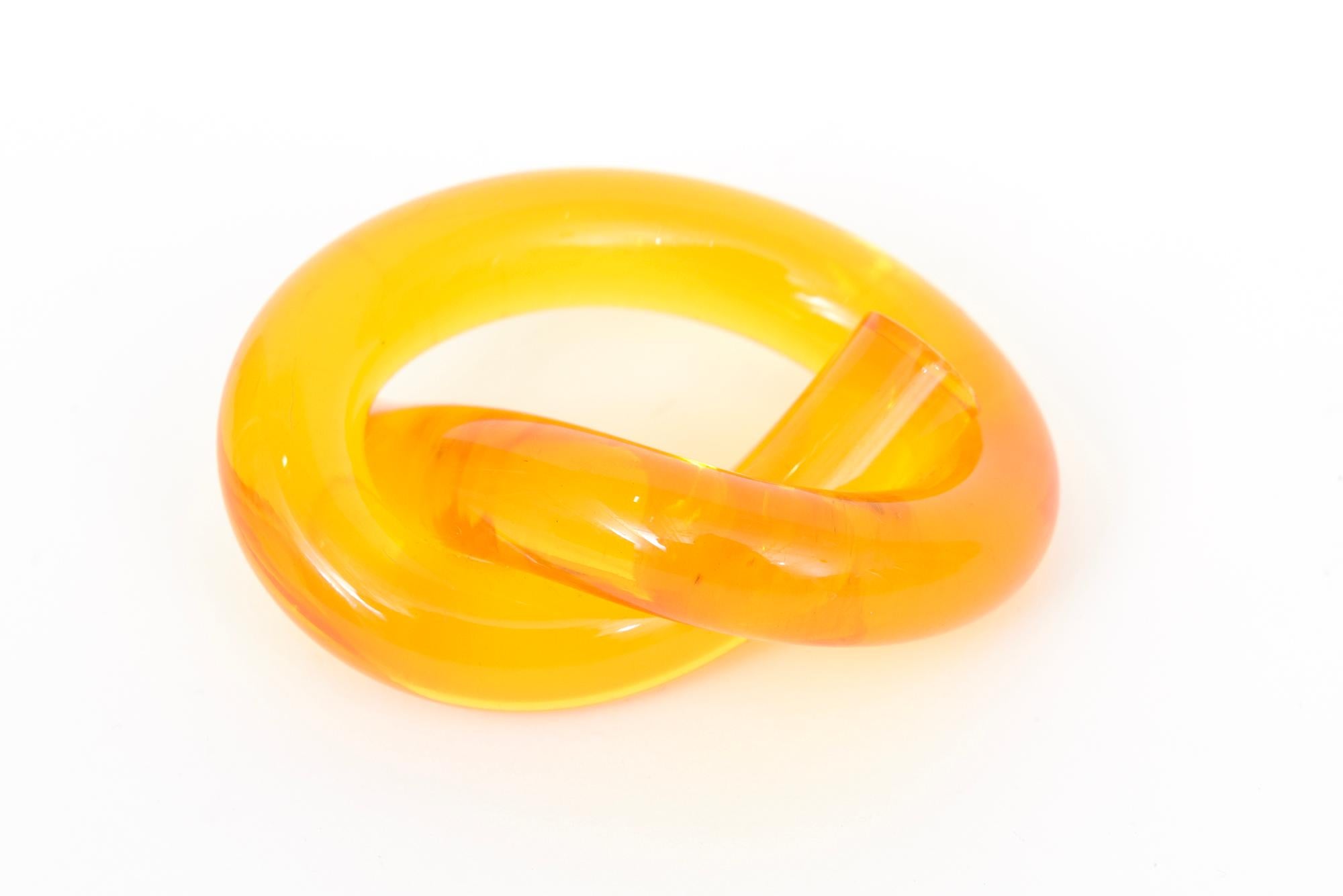 Vintage Dorothy Thorpe Amber Lucite Twisted Pretzel Napkin Rings Set of Eight For Sale 2