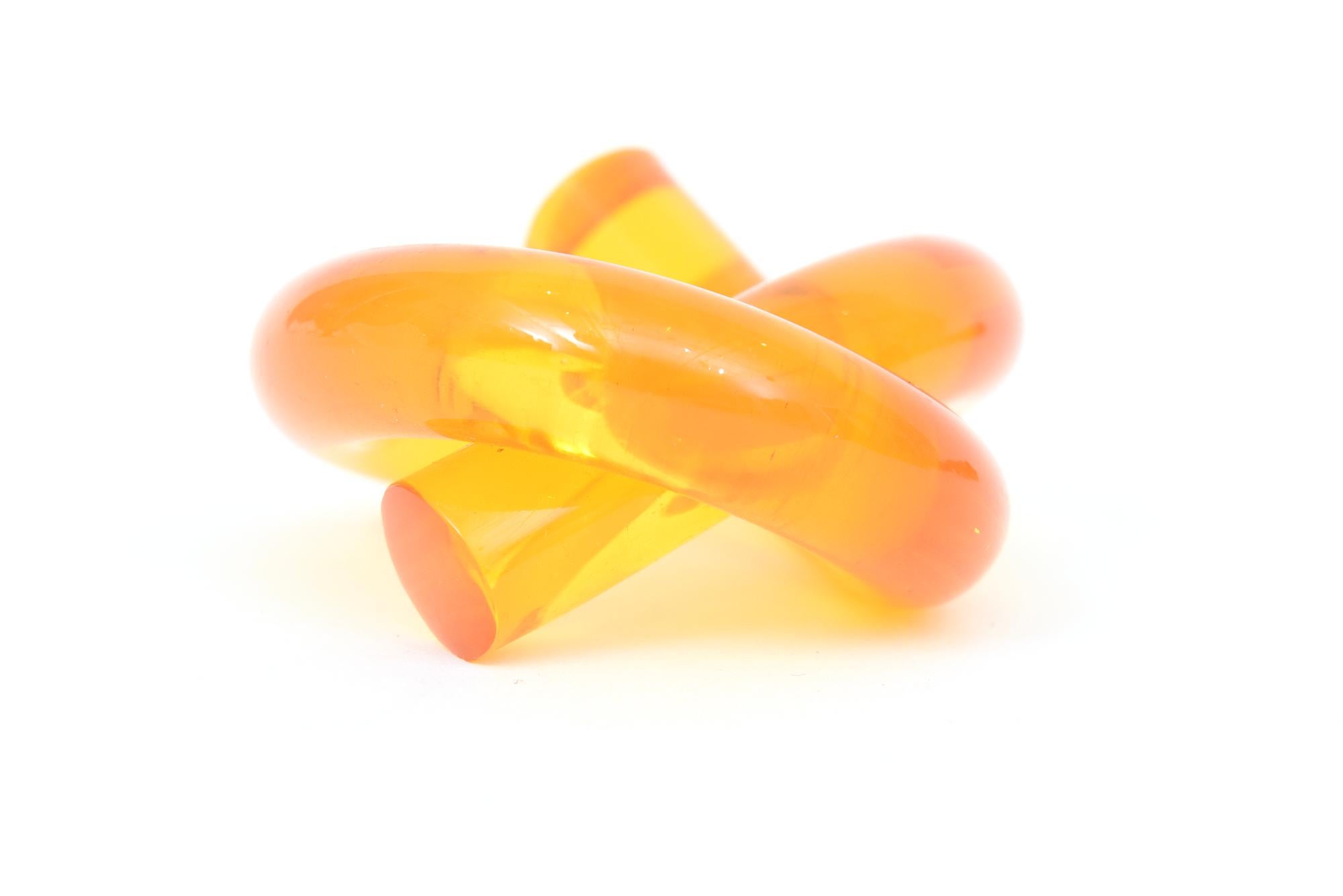 Vintage Dorothy Thorpe Amber Lucite Twisted Pretzel Napkin Rings Set of Eight For Sale 3