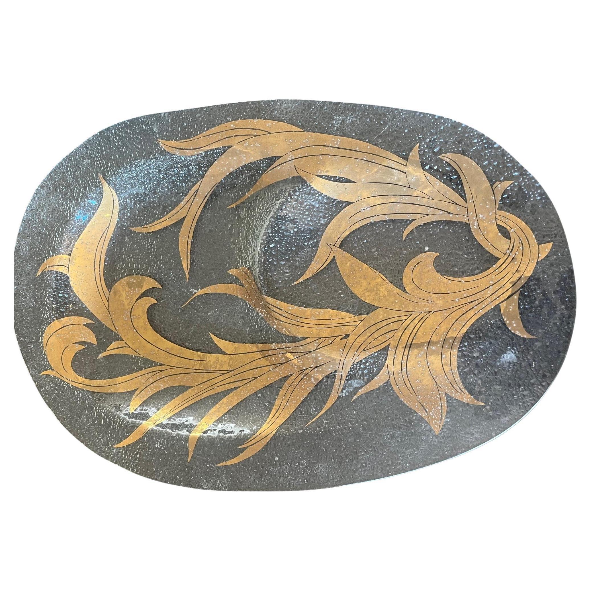 Plateau vintage Dorothy Thorpe en verre texturé à volutes dorées