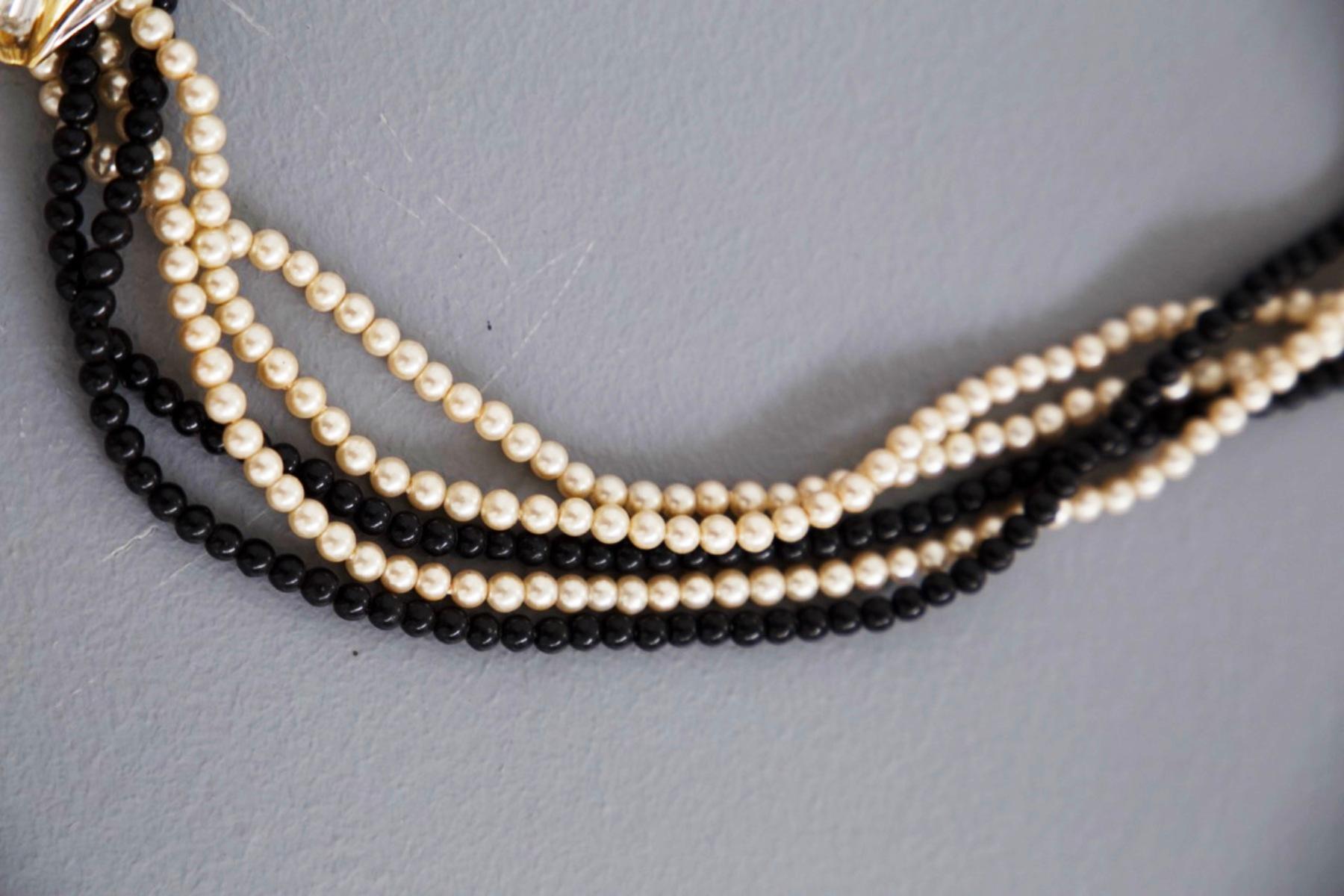Vintage Double Black and White Vintage Pearl Necklace For Sale 5