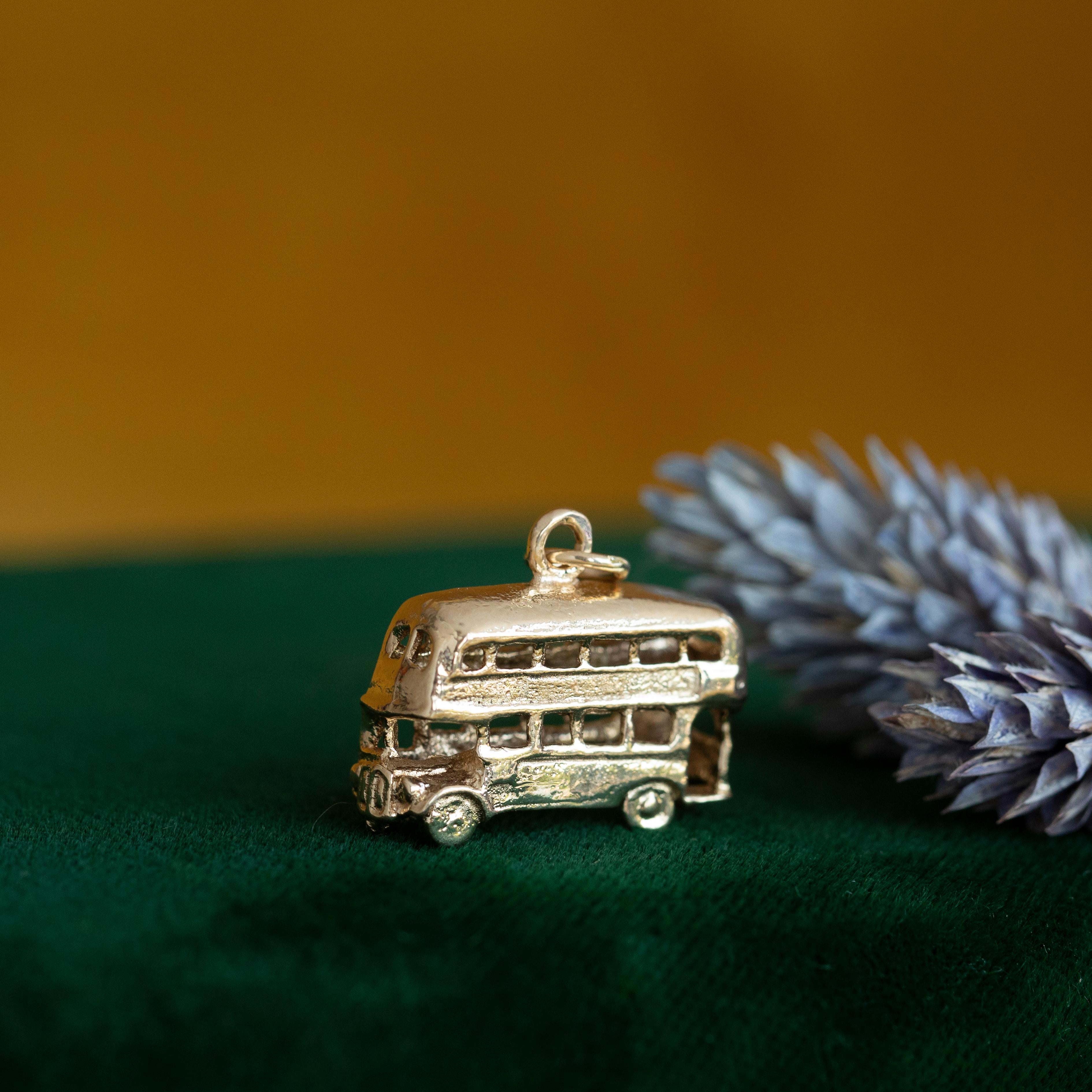 Breloque Vintage Bus à deux étages, Londres Angleterre Bijoux or 14 carats en vente 1