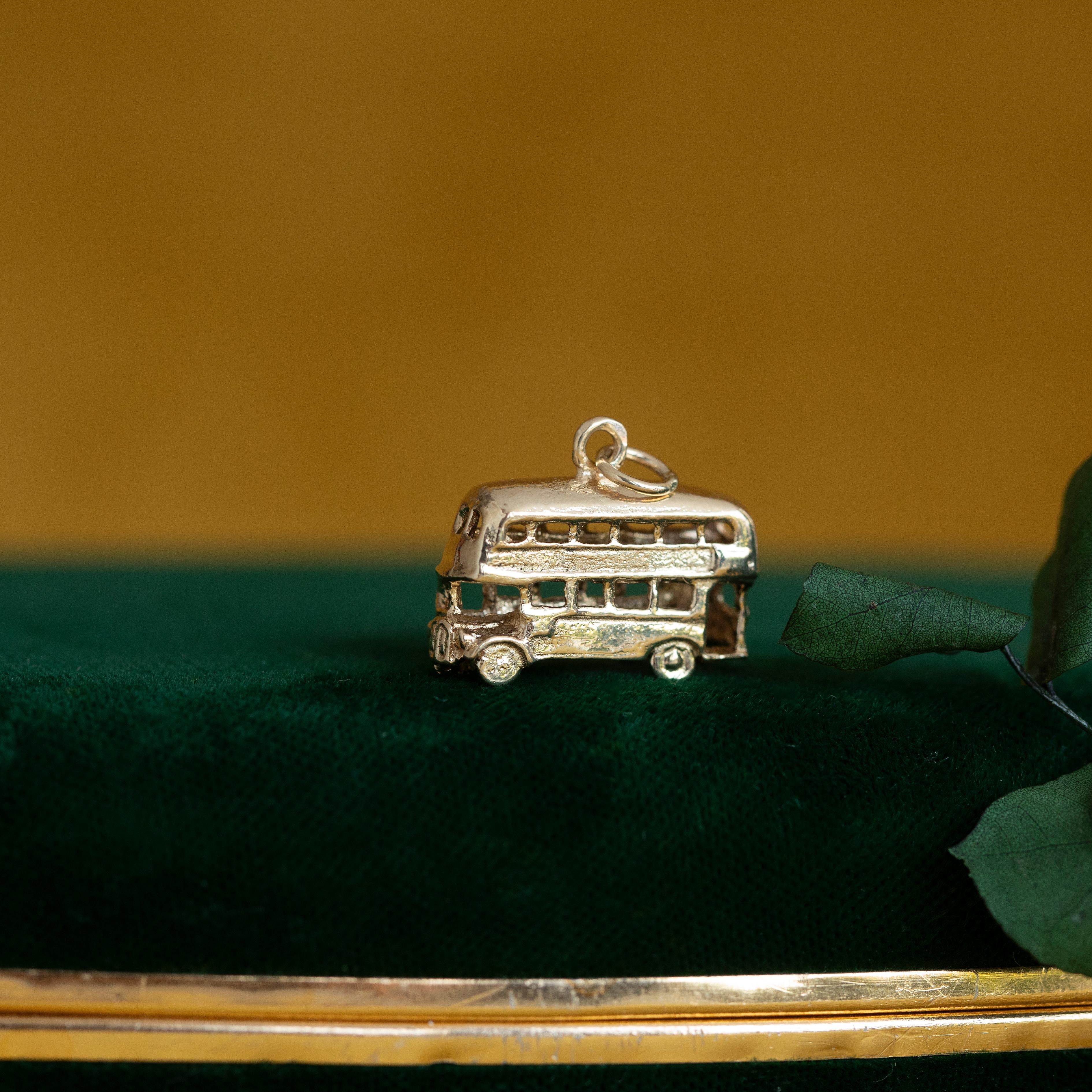 Breloque Vintage Bus à deux étages, Londres Angleterre Bijoux or 14 carats en vente 2
