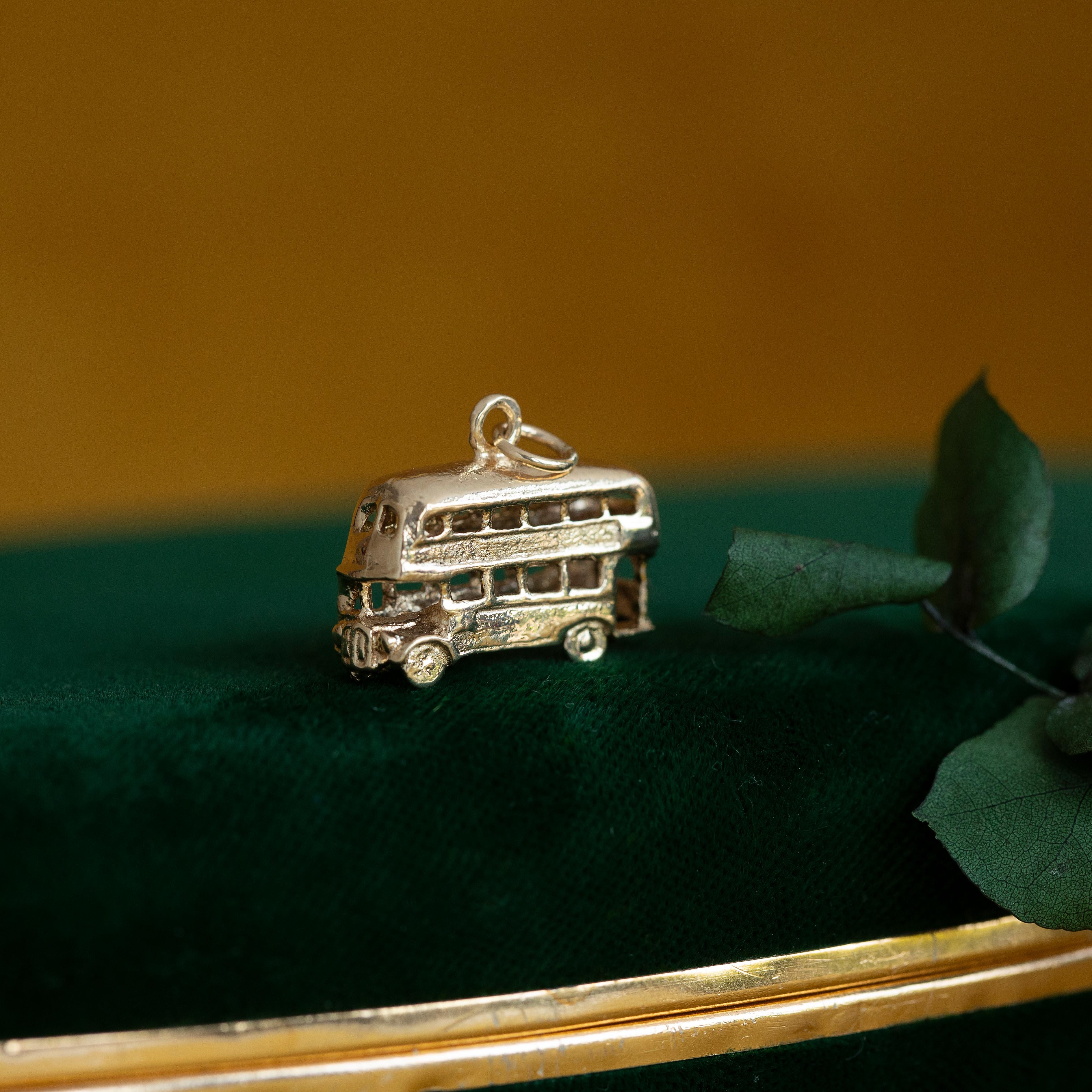 Breloque Vintage Bus à deux étages, Londres Angleterre Bijoux or 14 carats en vente 3