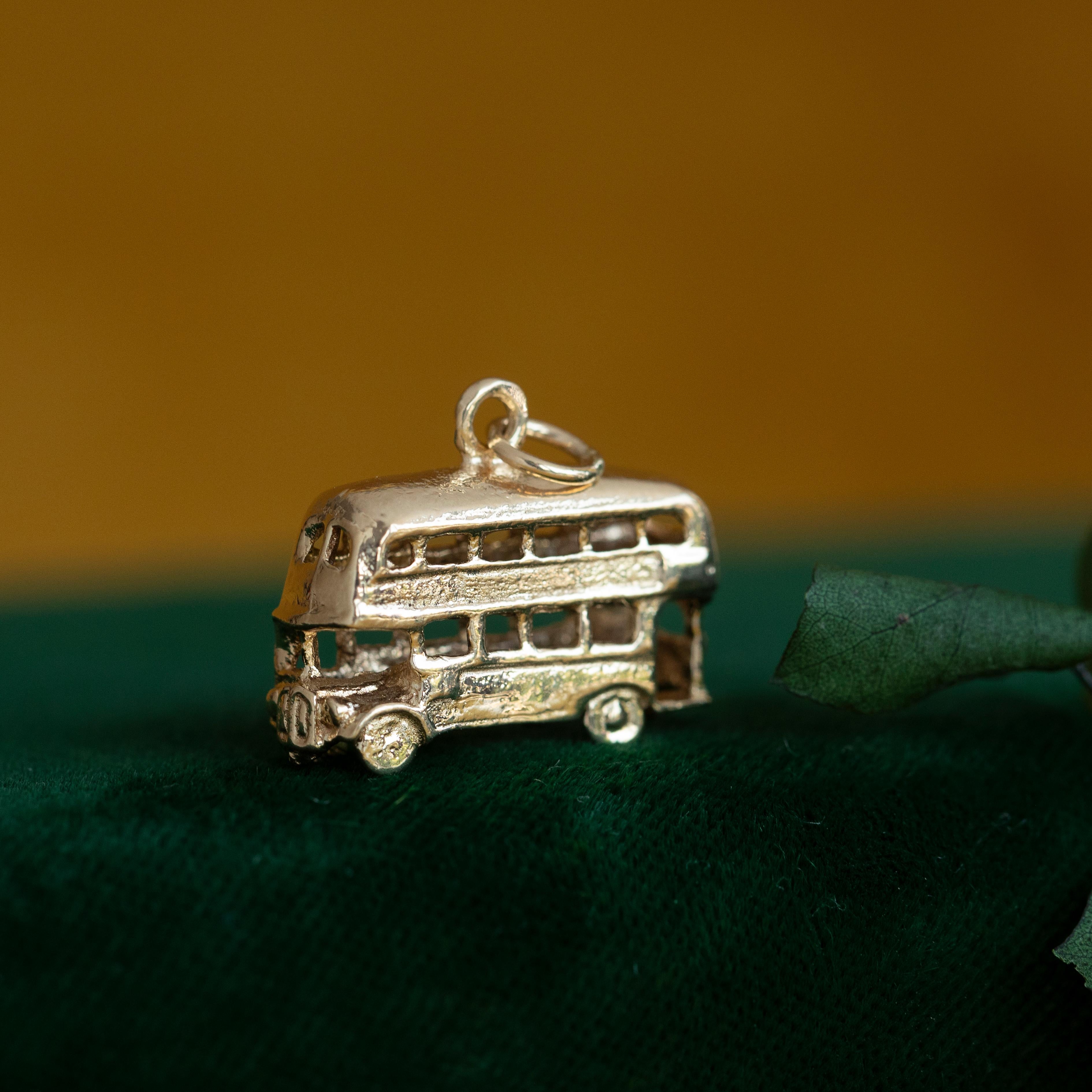 Breloque Vintage Bus à deux étages, Londres Angleterre Bijoux or 14 carats en vente 4