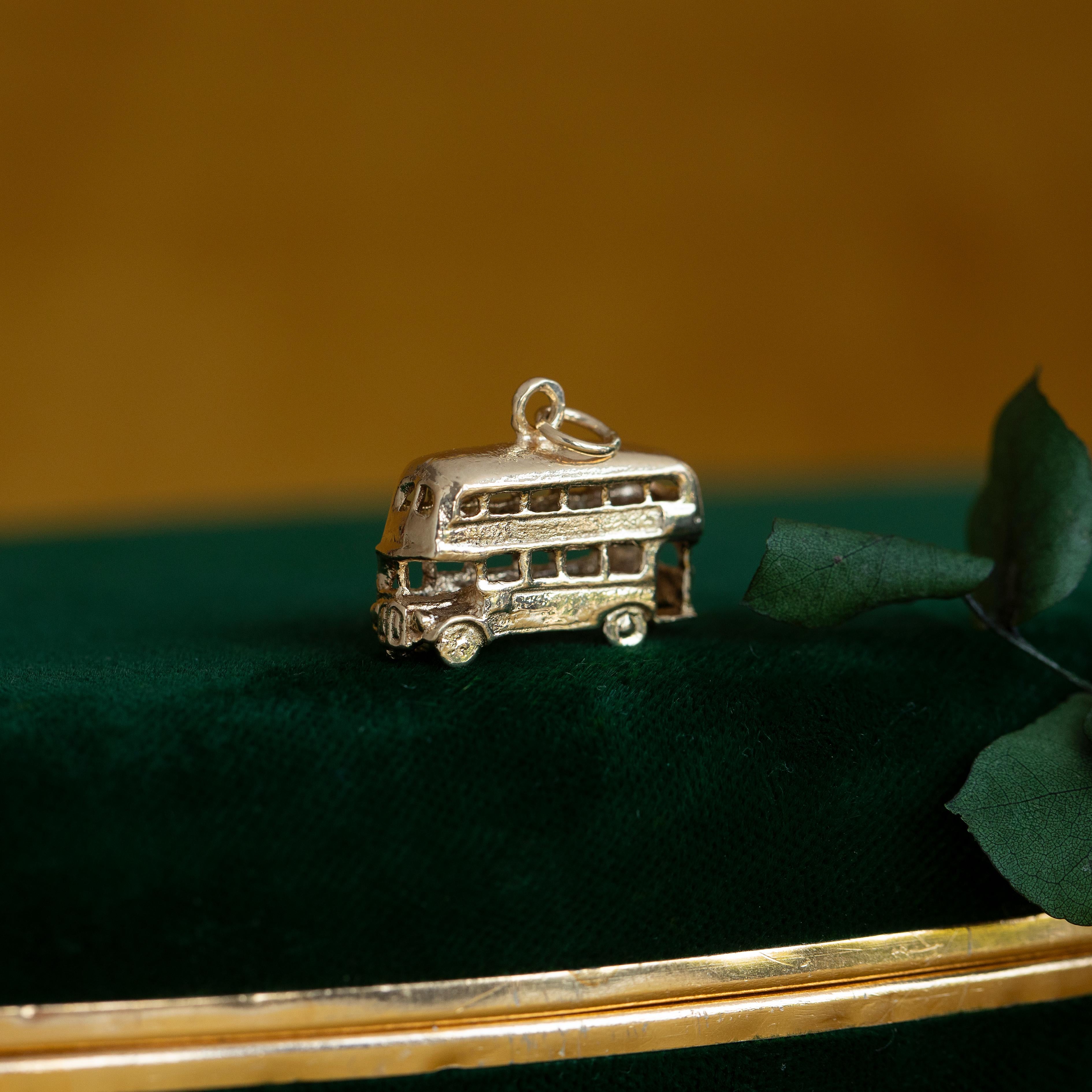 Breloque Vintage Bus à deux étages, Londres Angleterre Bijoux or 14 carats en vente 5