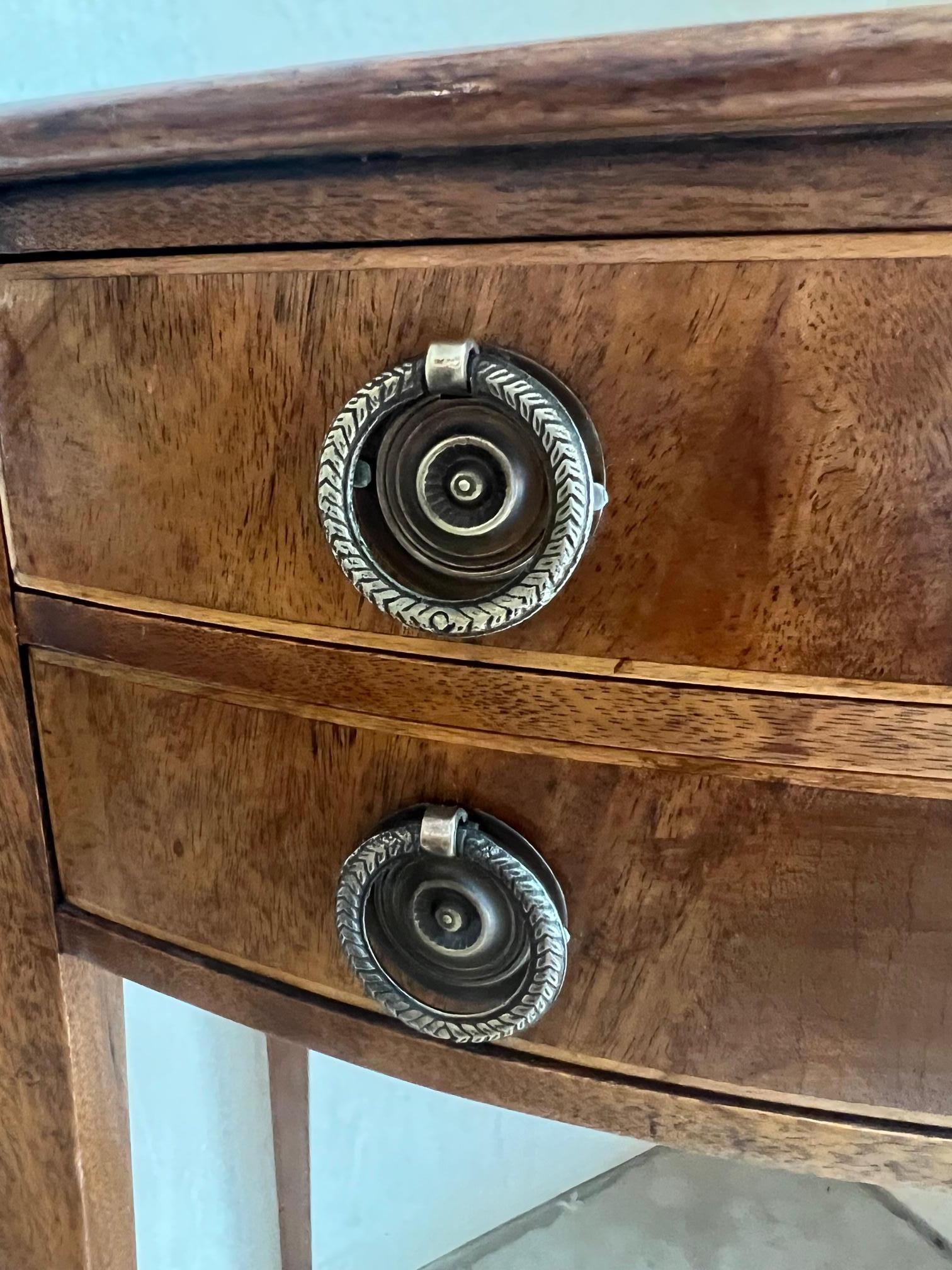 Vintage Double Drawer Federal Style Side Table With Inlaid Wood In Good Condition In Ross, CA
